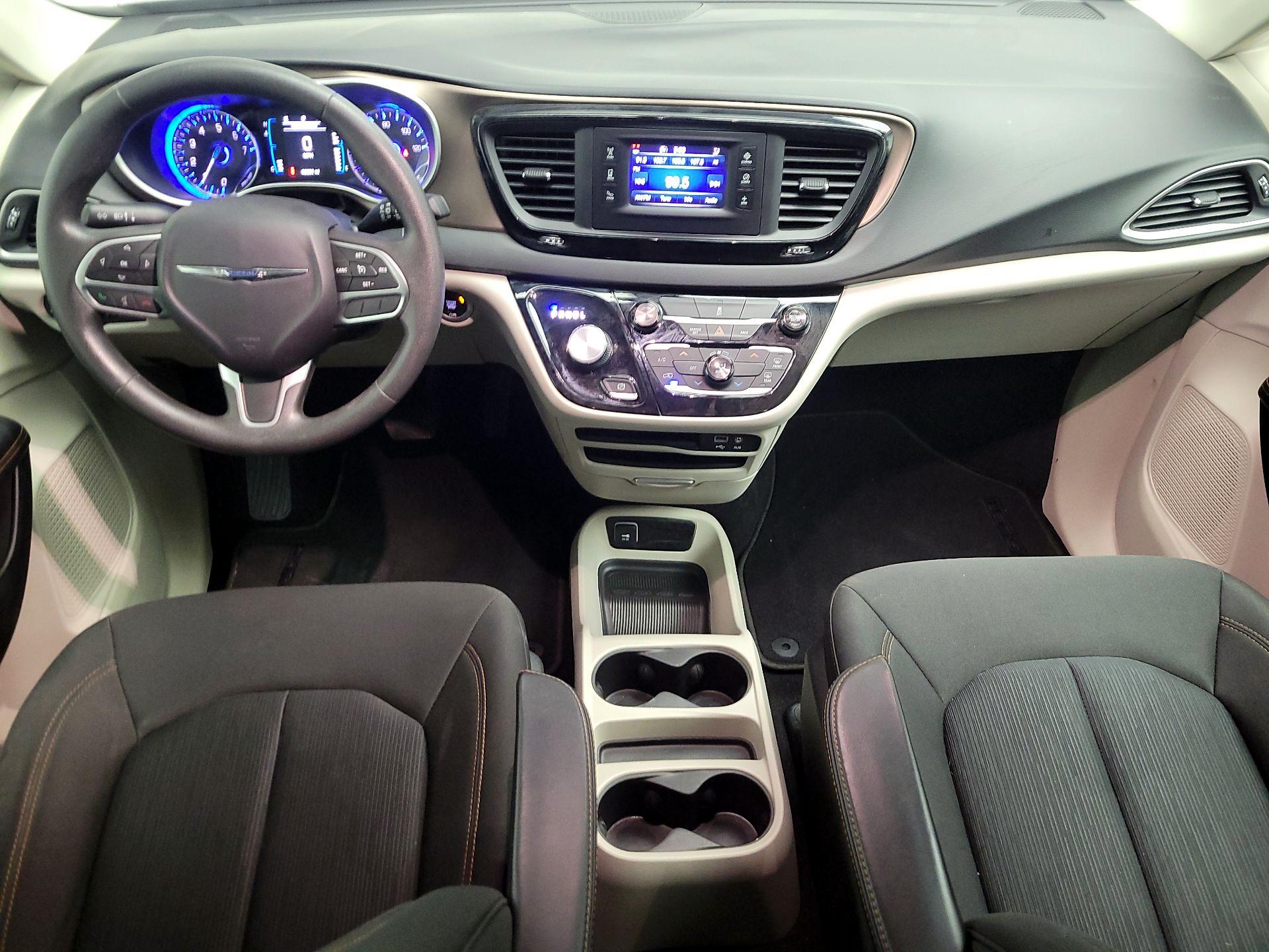 Thumbnail: 2017 Chrysler Pacifica - 9