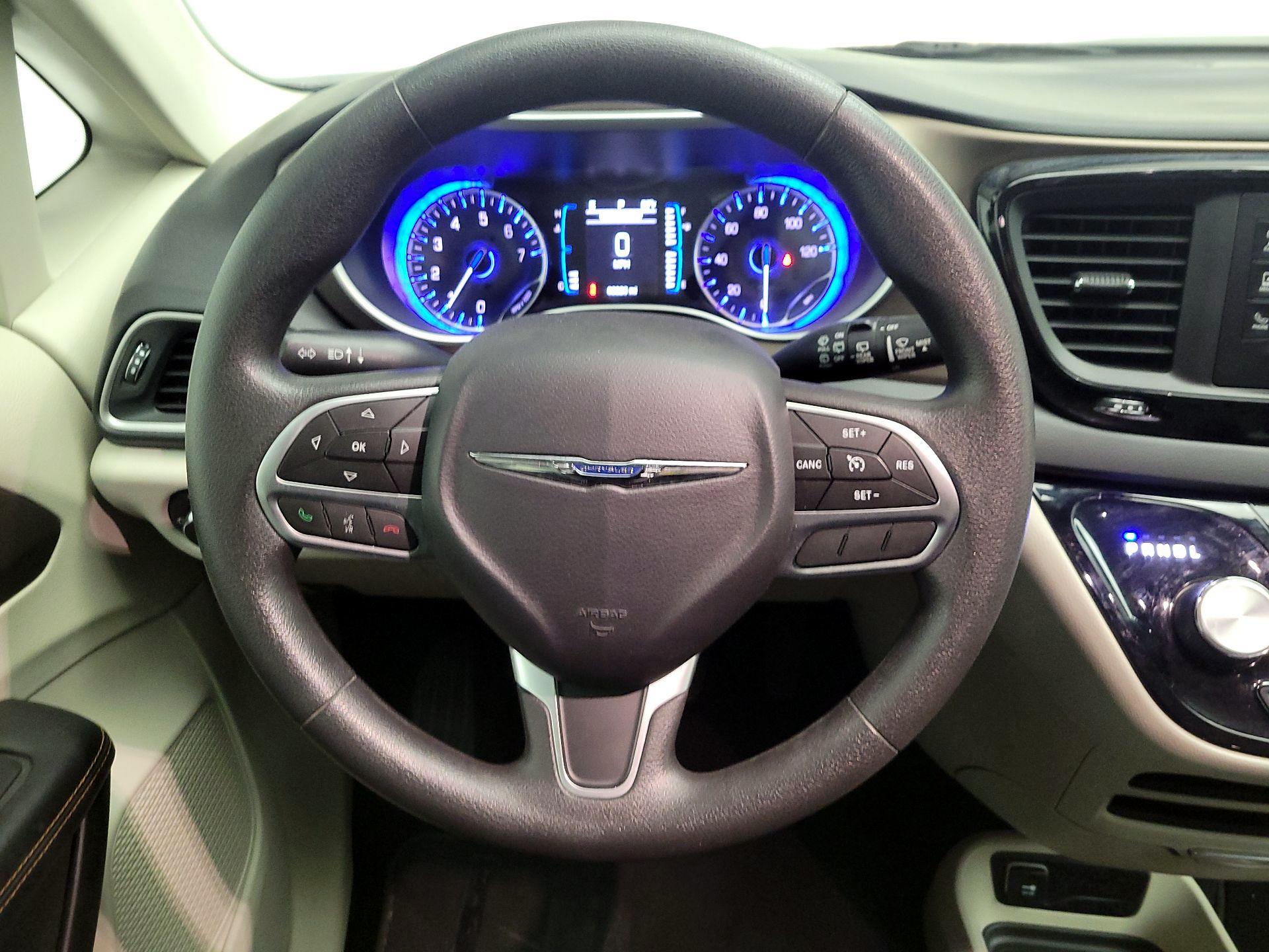 Thumbnail: 2017 Chrysler Pacifica - 10