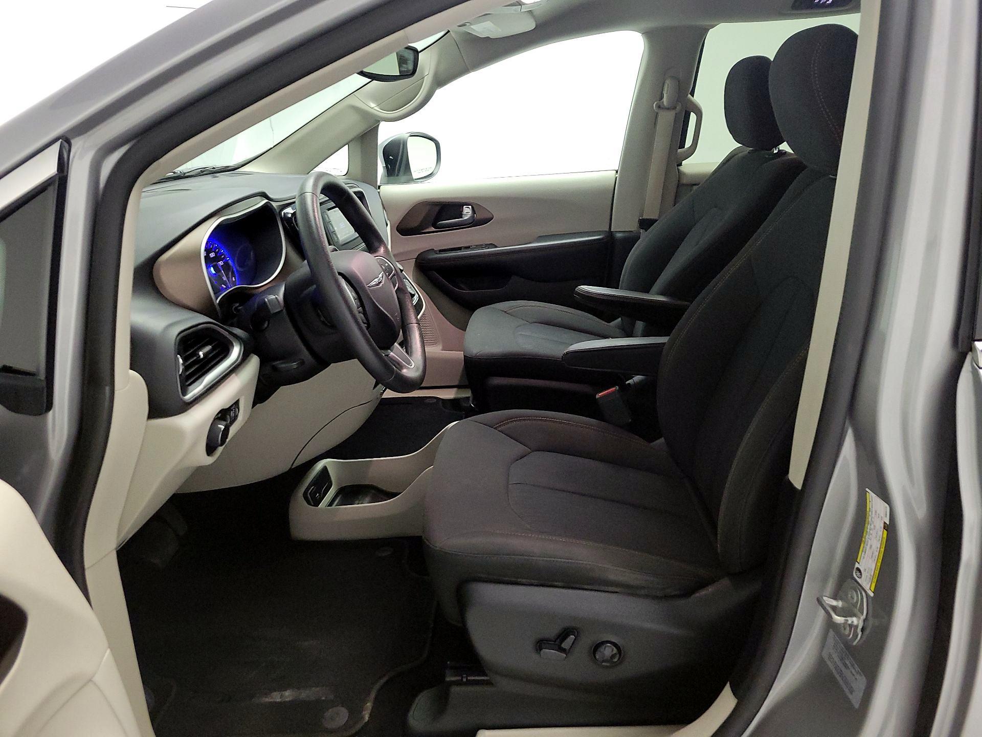 Thumbnail: 2017 Chrysler Pacifica - 11
