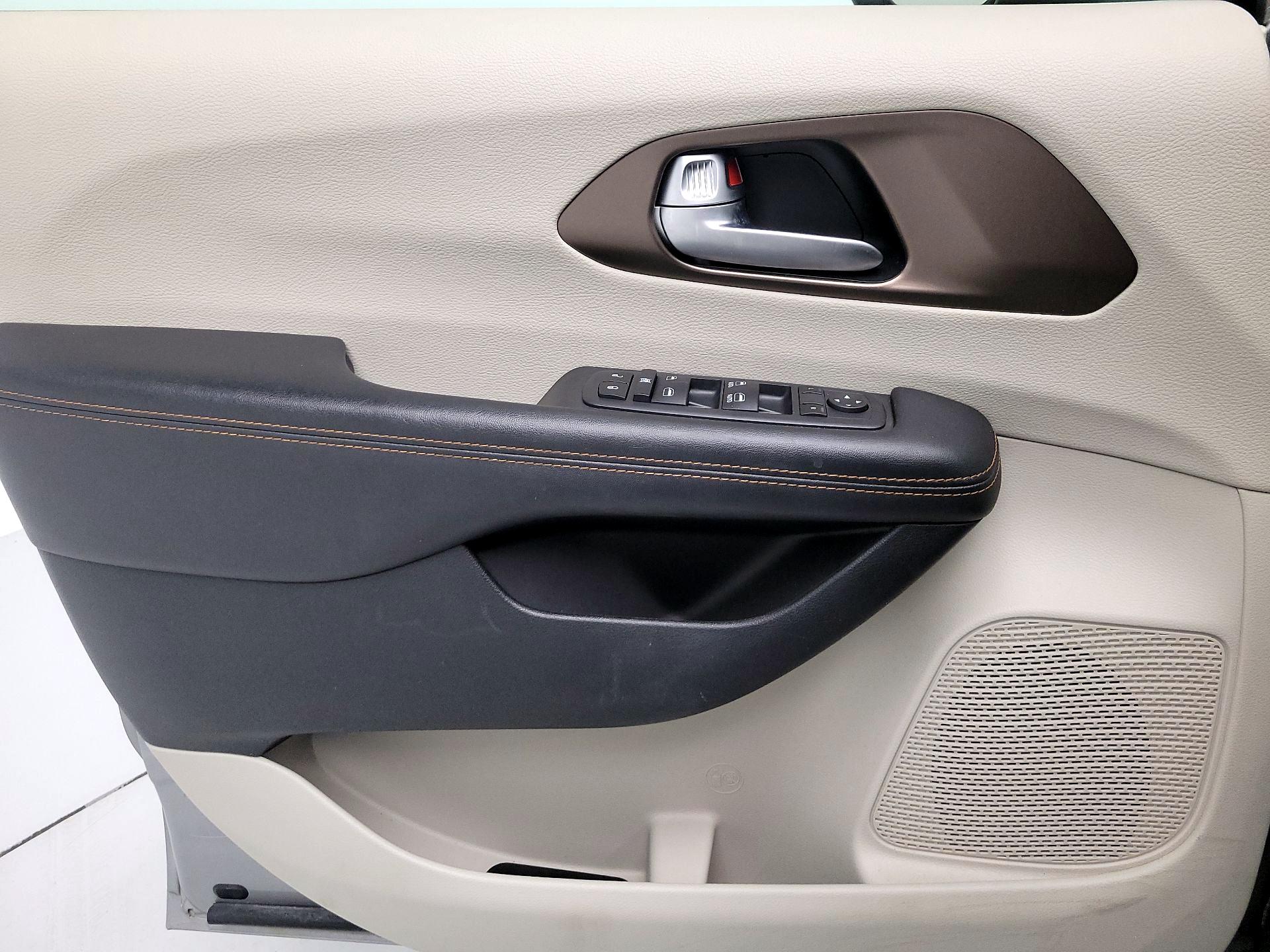 Thumbnail: 2017 Chrysler Pacifica - 12