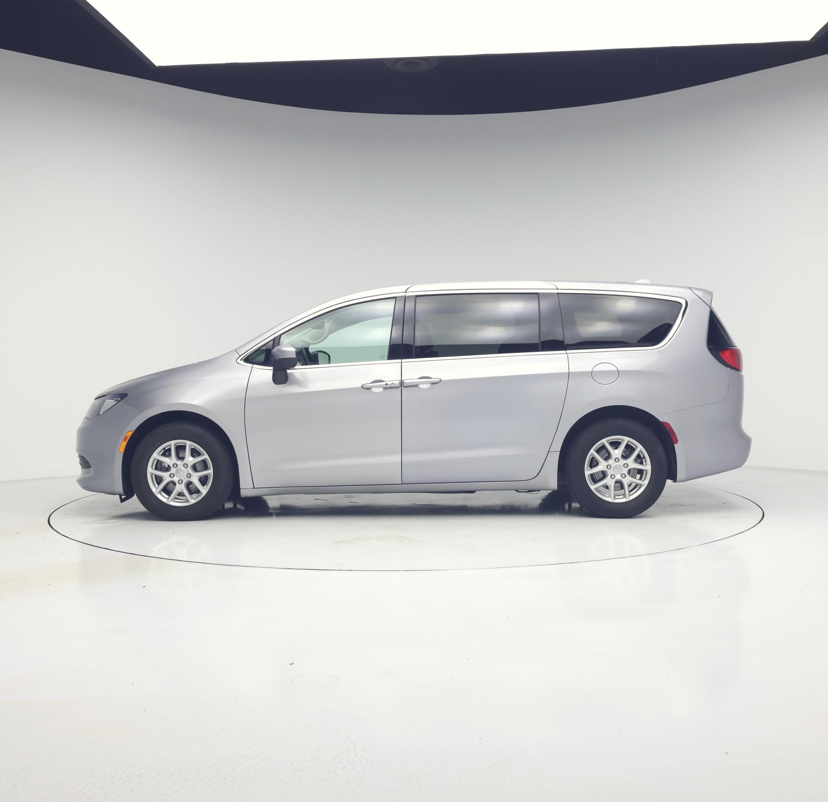 Thumbnail: 2017 Chrysler Pacifica - 3