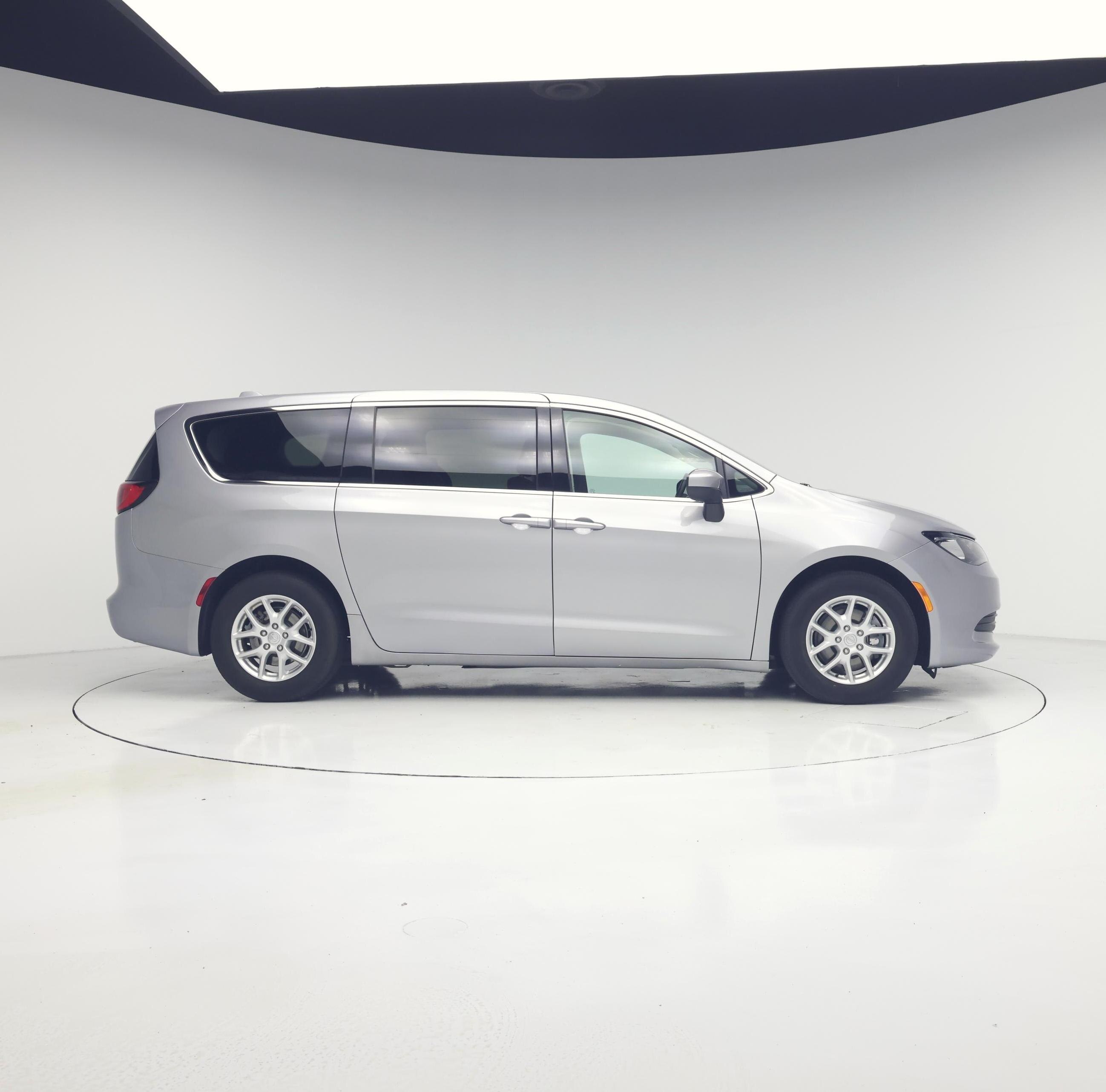 Thumbnail: 2017 Chrysler Pacifica - 7