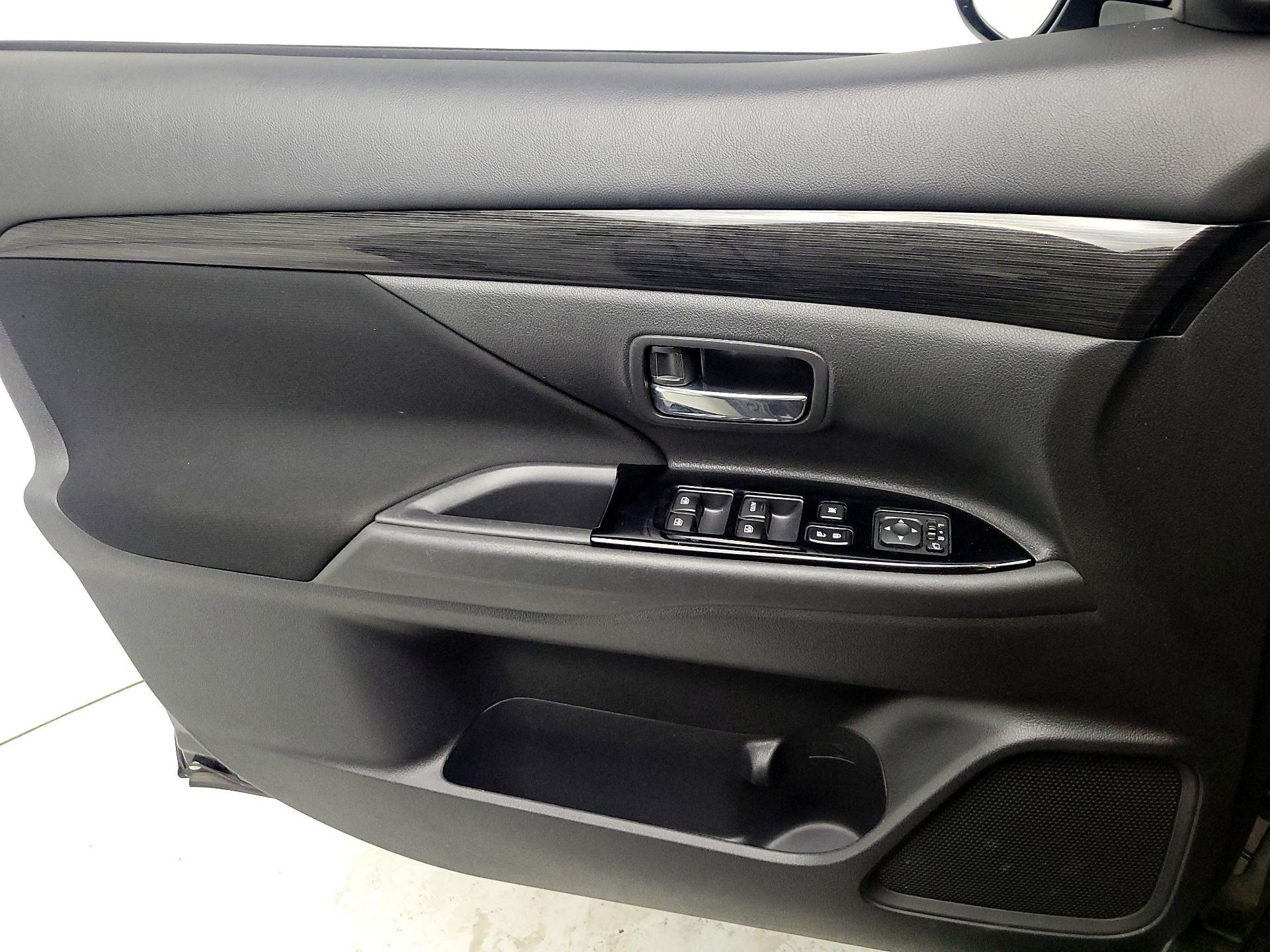 Thumbnail: 2018 Mitsubishi Outlander - 12