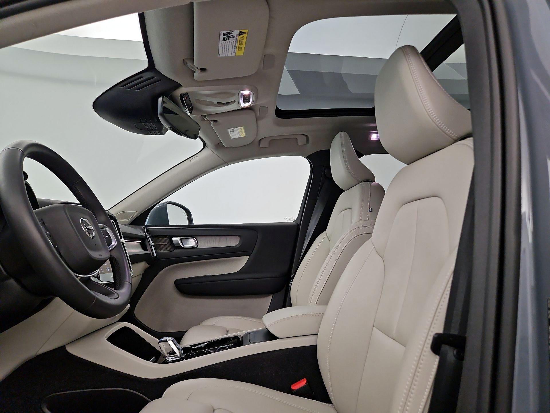 Thumbnail: 2022 Volvo XC40 - 17