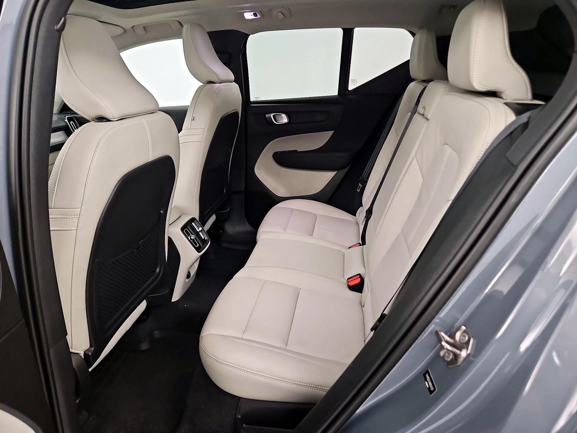Thumbnail: 2022 Volvo XC40 - 18