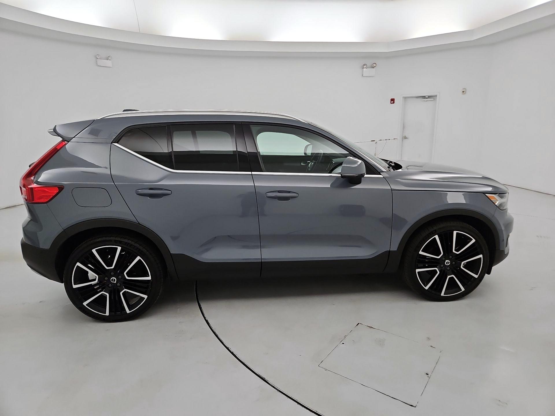 Thumbnail: 2022 Volvo XC40 - 4
