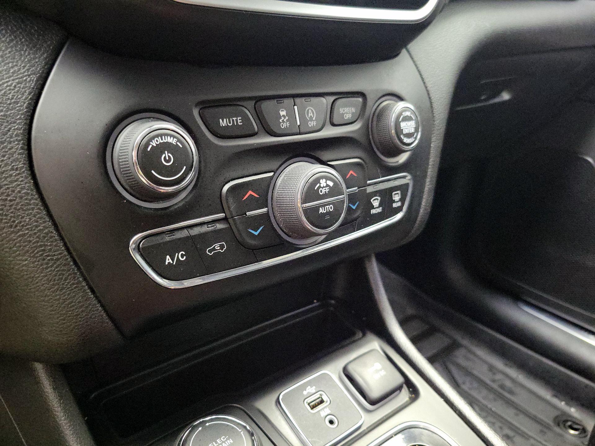 Thumbnail: 2019 Jeep Cherokee - 17