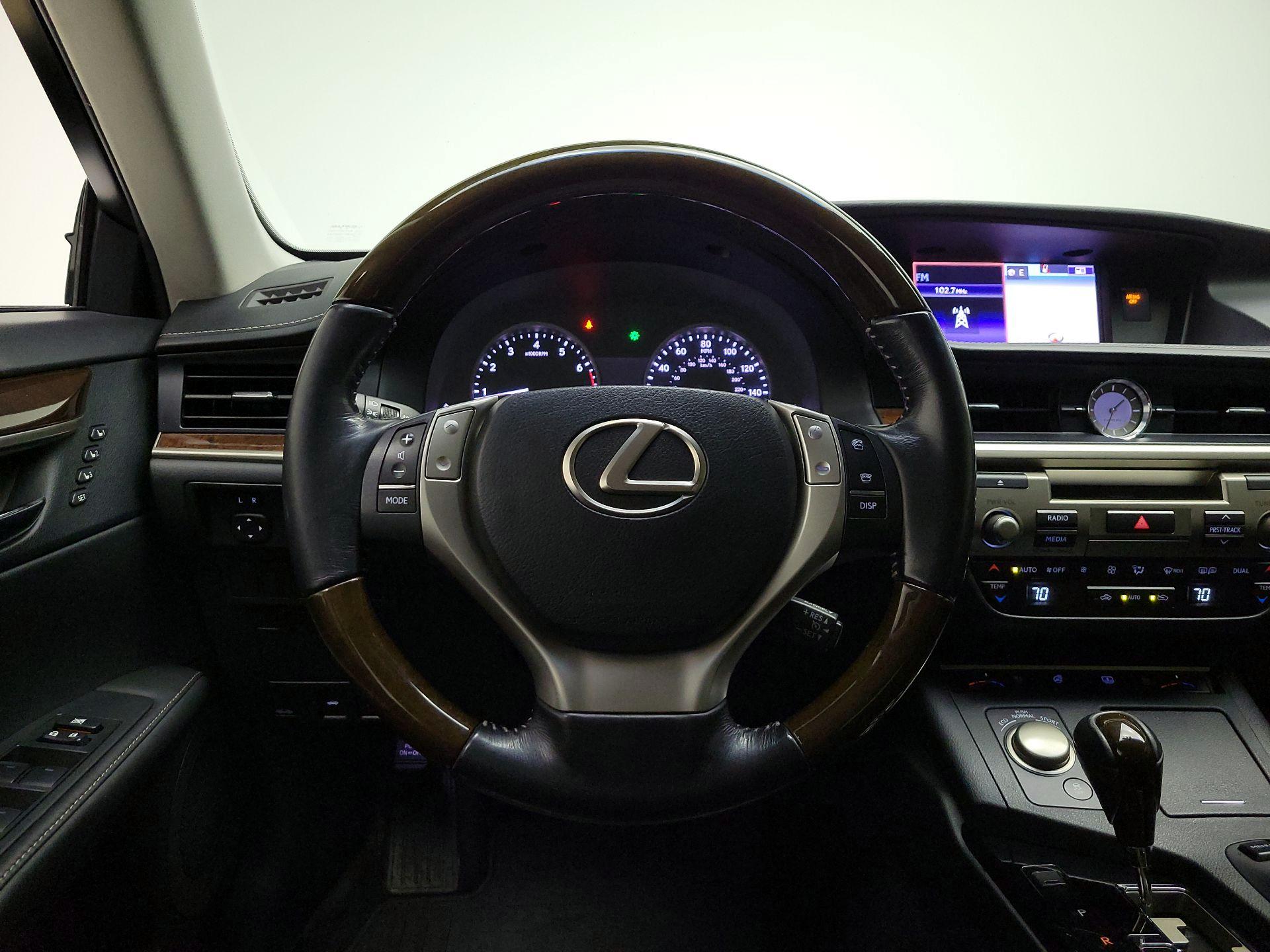 Thumbnail: 2015 Lexus ES - 10
