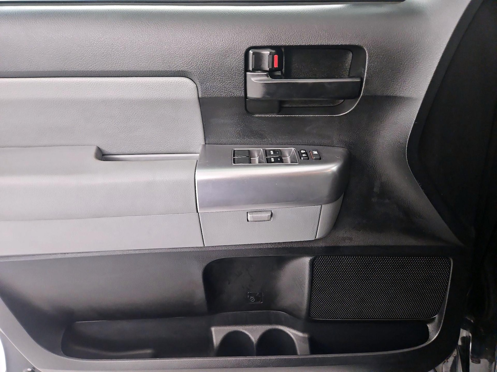 2018 Toyota Sequoia SR5 - Photo 11