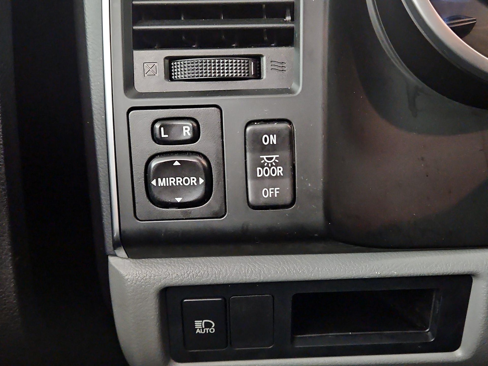 2018 Toyota Sequoia SR5 - Photo 12