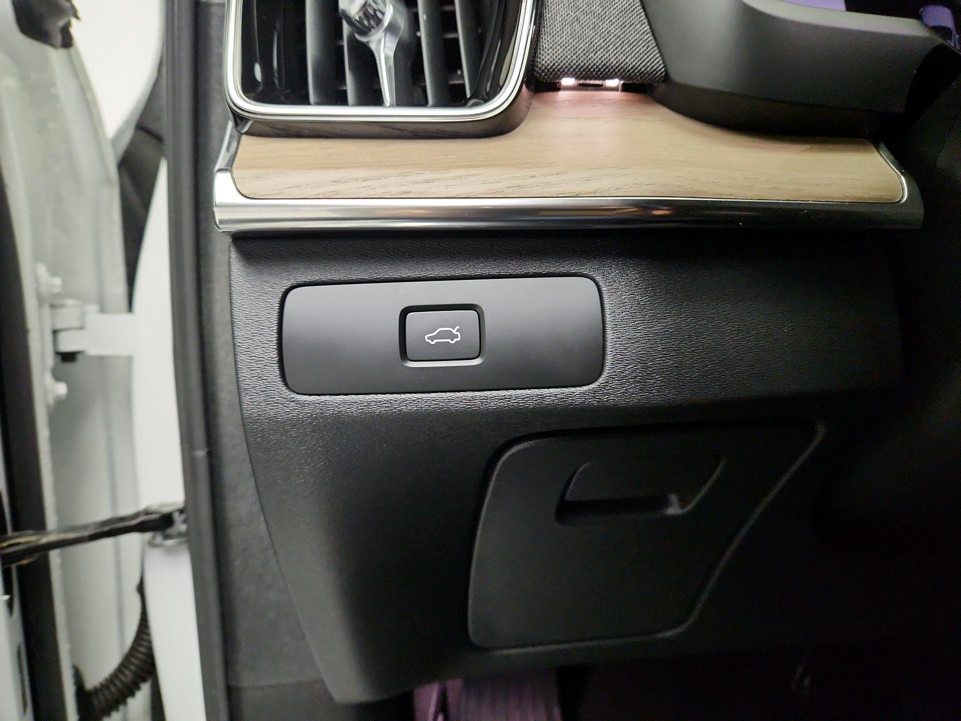 Thumbnail: 2025 Volvo XC90 - 13