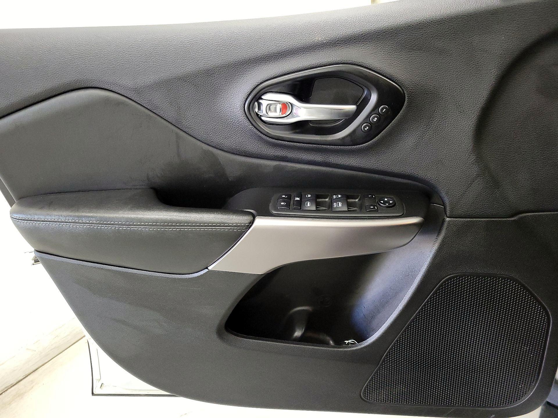 Thumbnail: 2022 Jeep Cherokee - 12