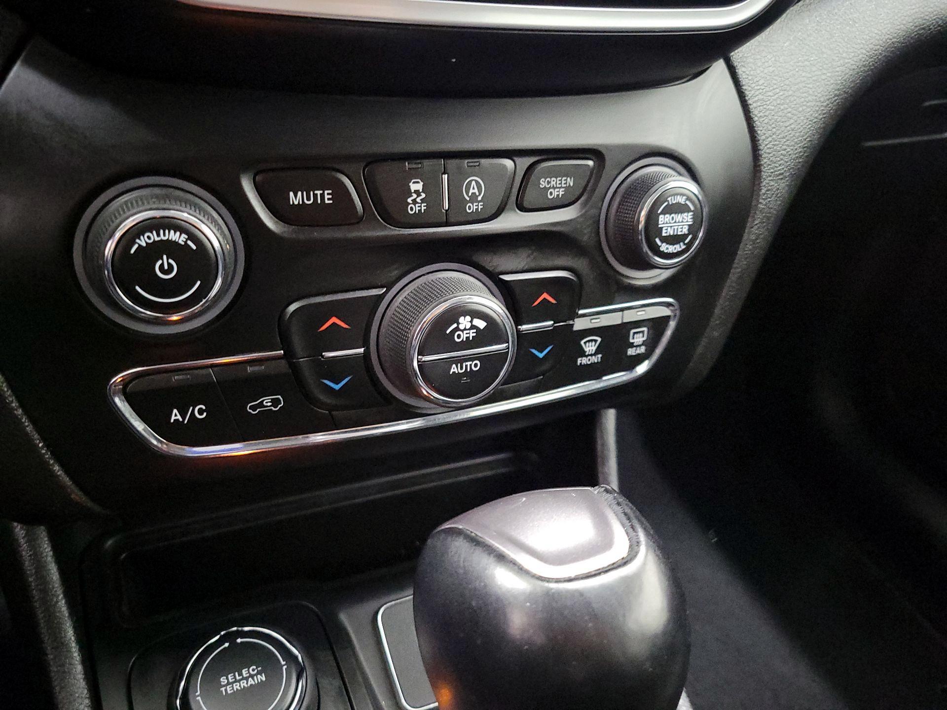 Thumbnail: 2022 Jeep Cherokee - 16