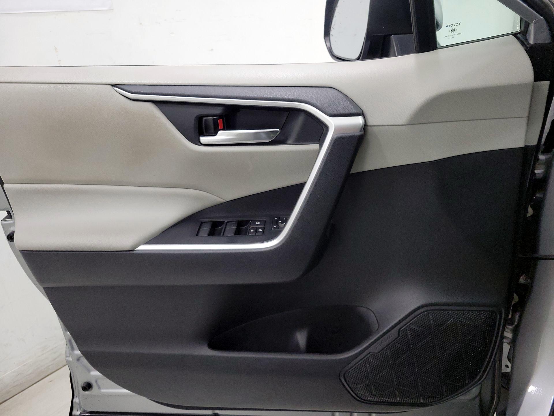 Thumbnail: 2020 Toyota RAV4 - 10