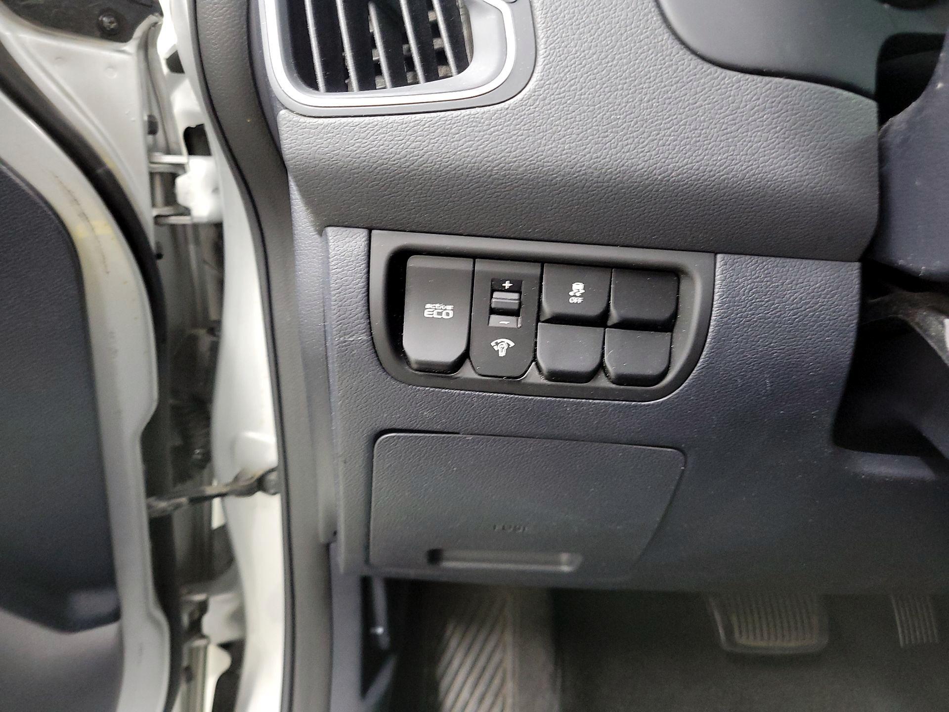 Thumbnail: 2016 Kia Rio5 - 13