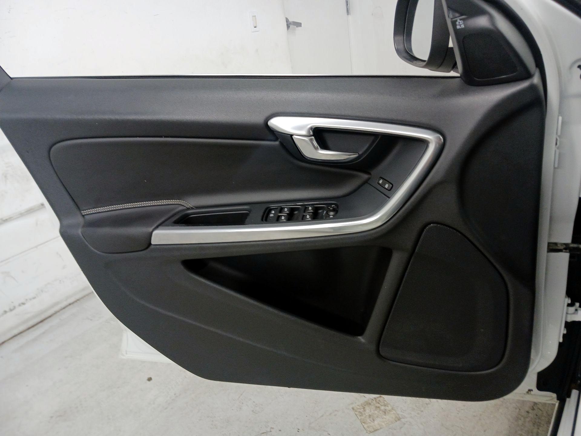 Thumbnail: 2016 Volvo V60 - 12