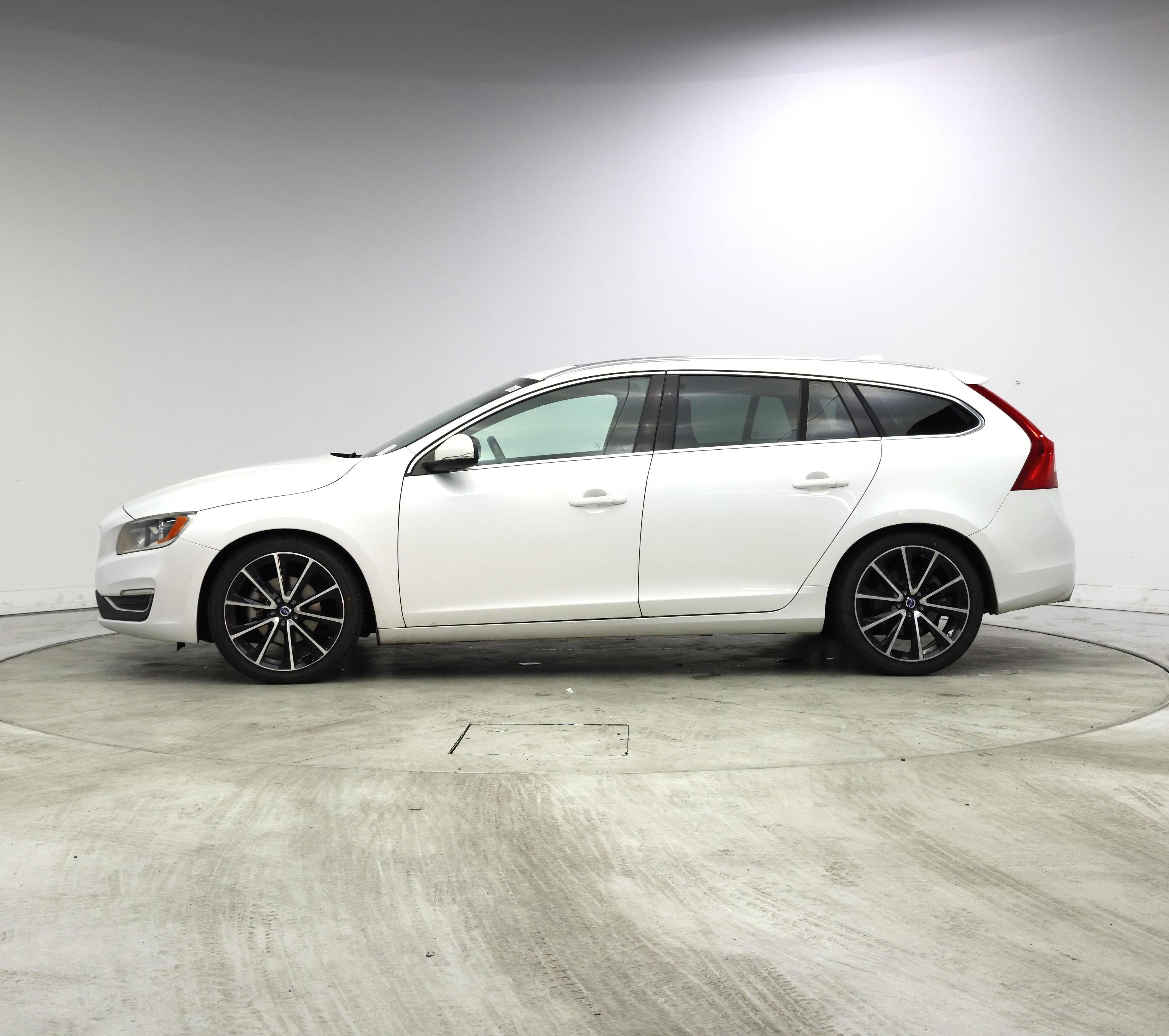 Thumbnail: 2016 Volvo V60 - 3