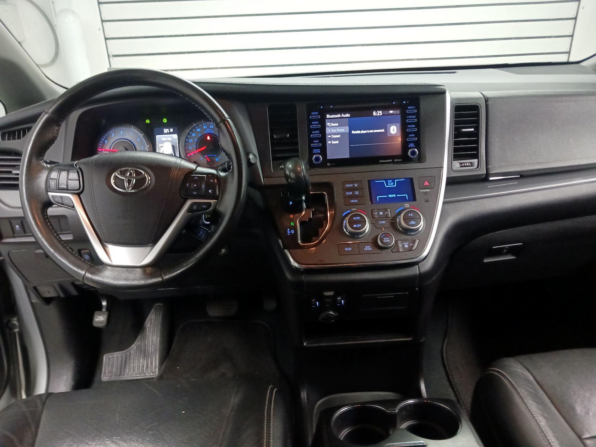 Thumbnail: 2019 Toyota Sienna - 9