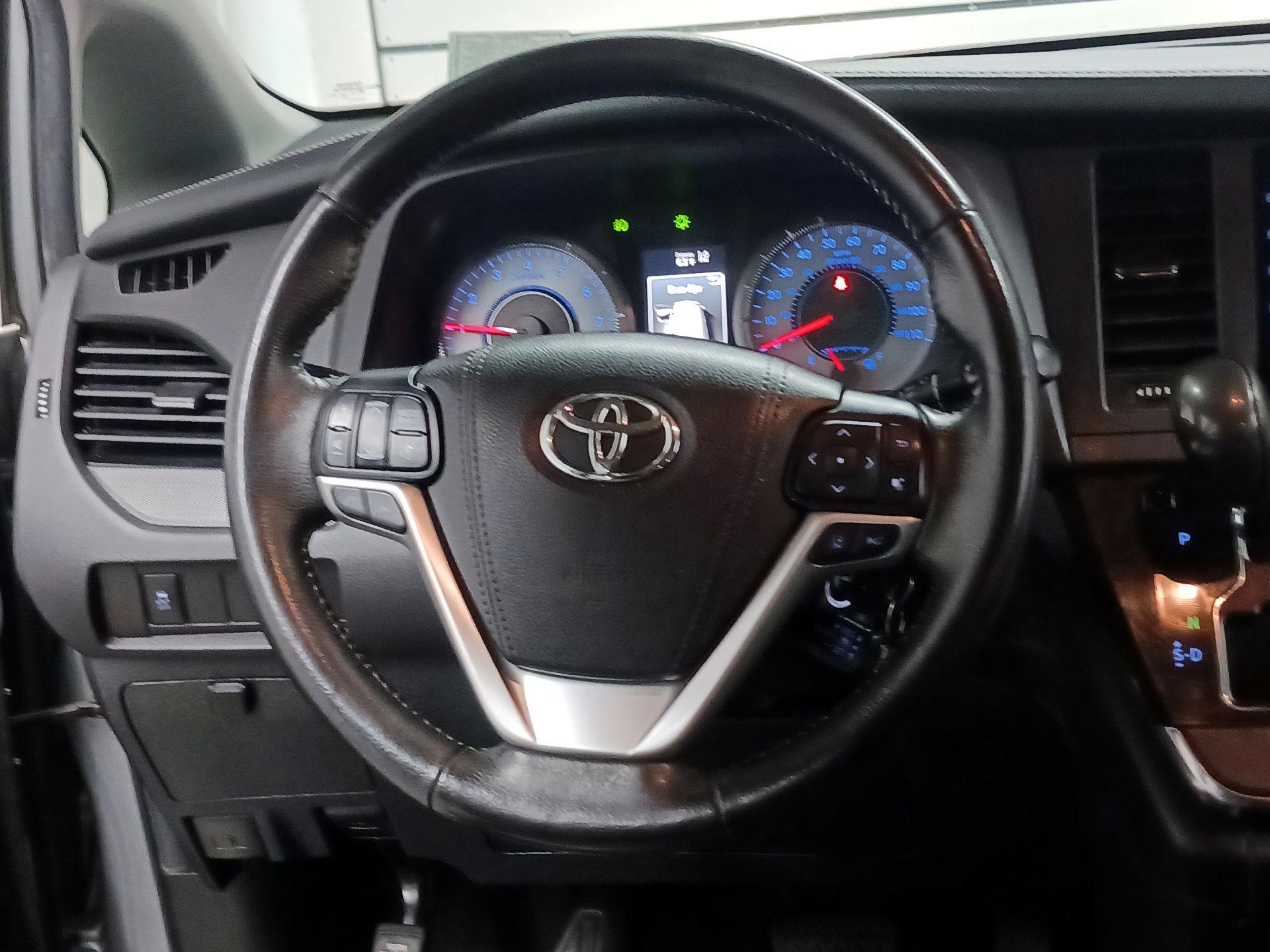 Thumbnail: 2019 Toyota Sienna - 10
