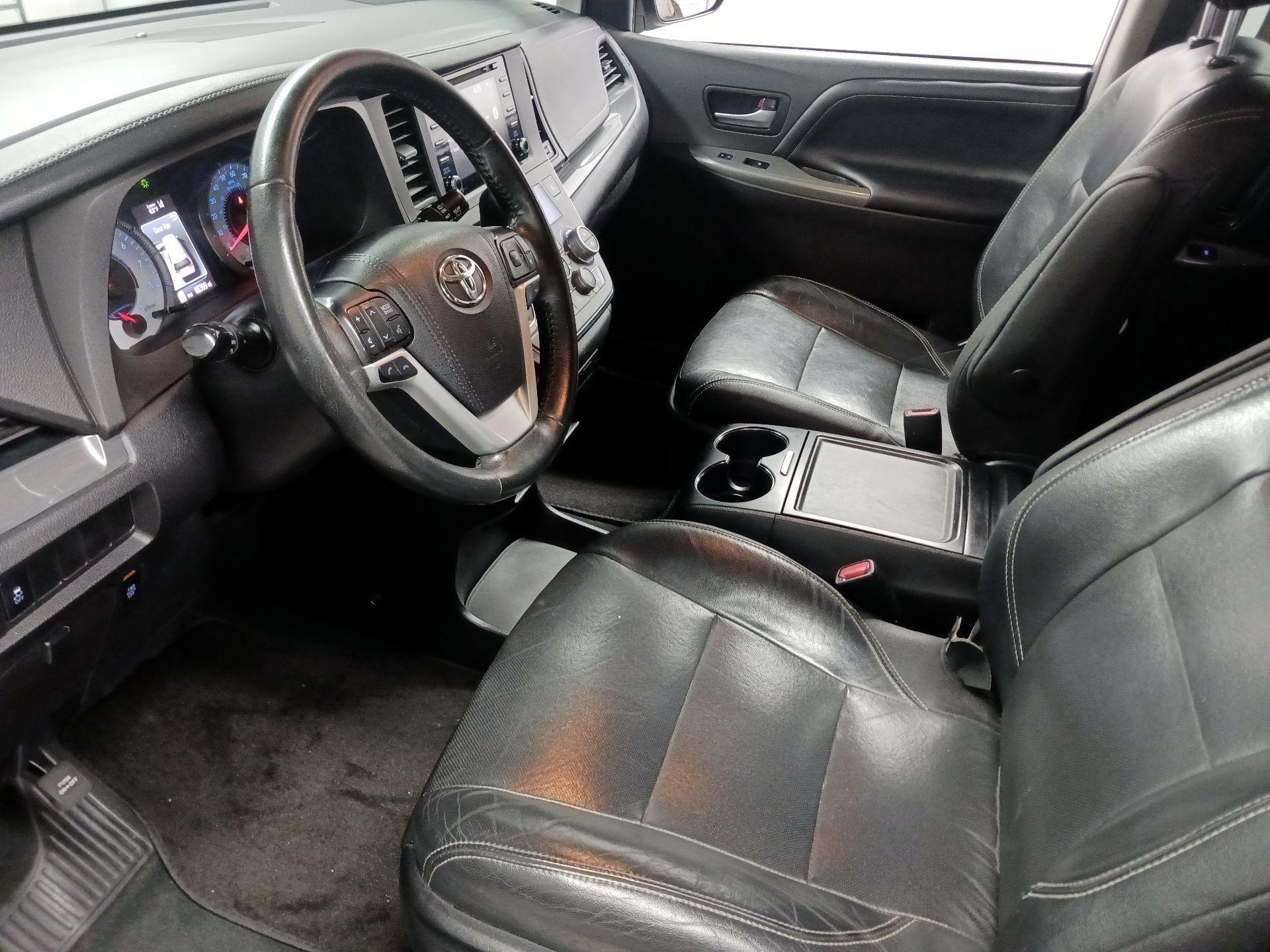 Thumbnail: 2019 Toyota Sienna - 11