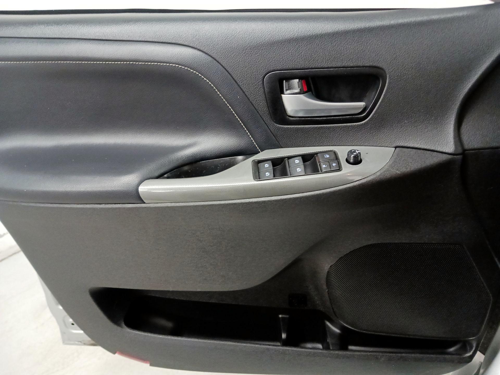 Thumbnail: 2019 Toyota Sienna - 12
