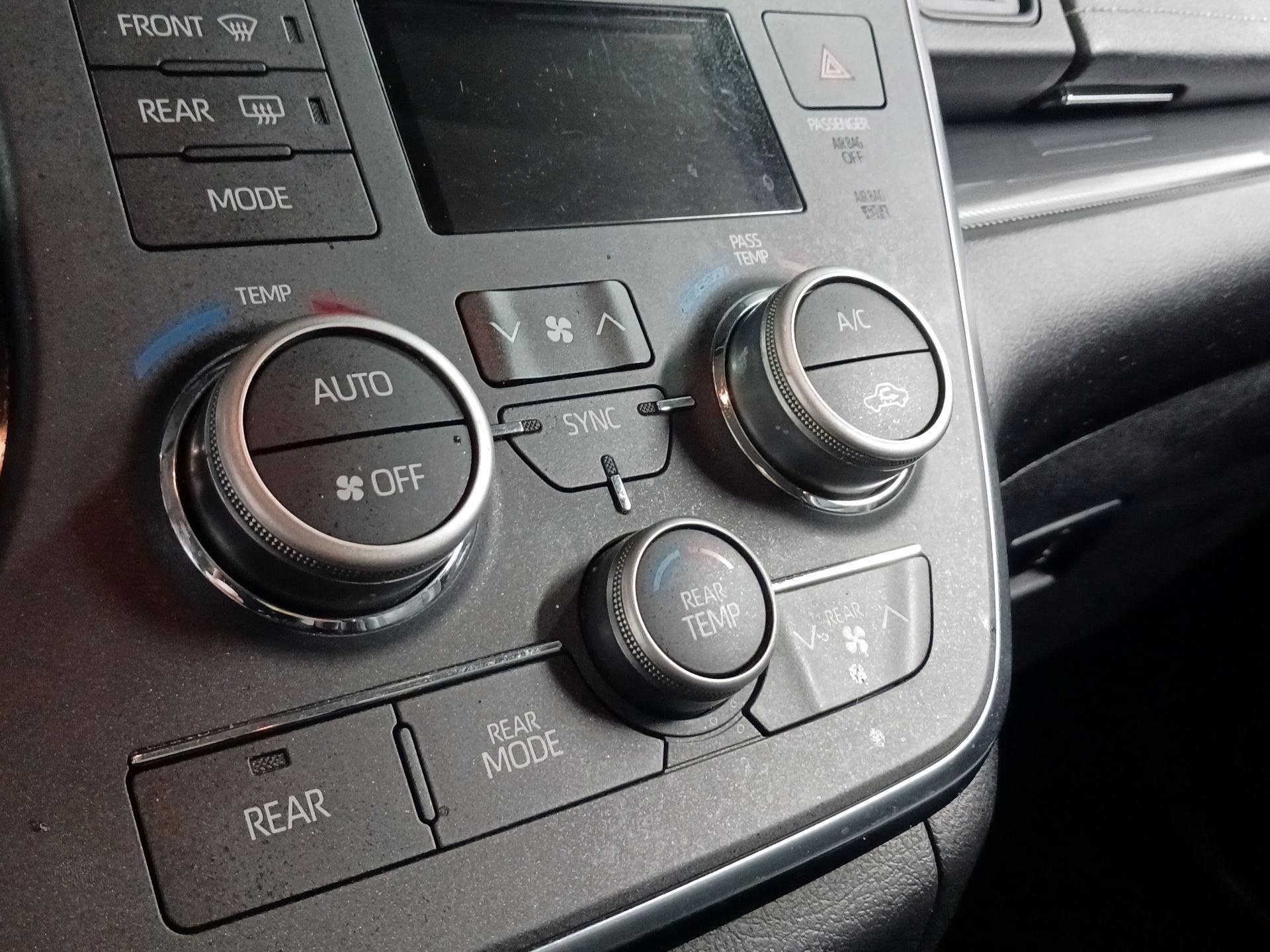 Thumbnail: 2019 Toyota Sienna - 16