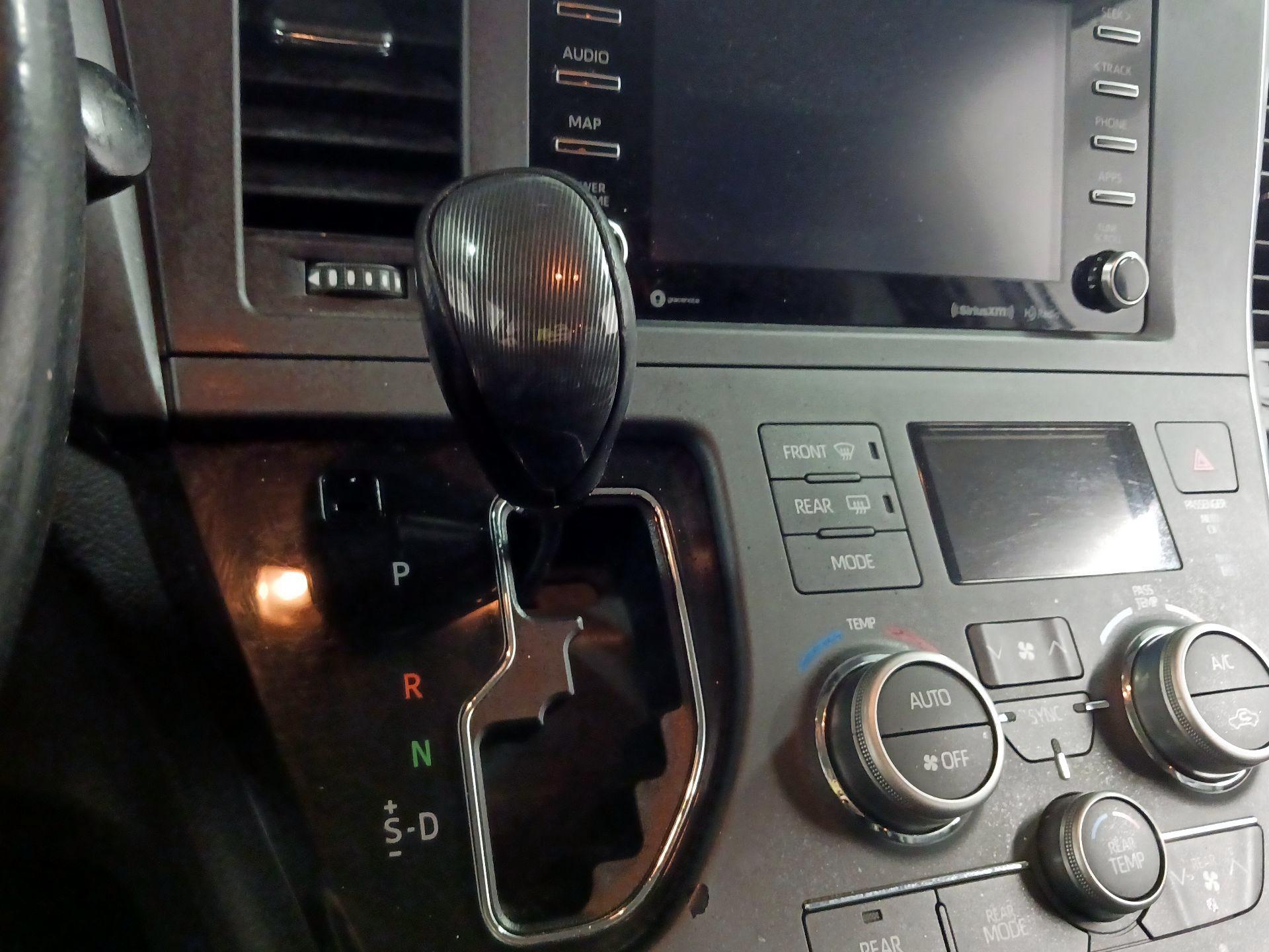Thumbnail: 2019 Toyota Sienna - 17