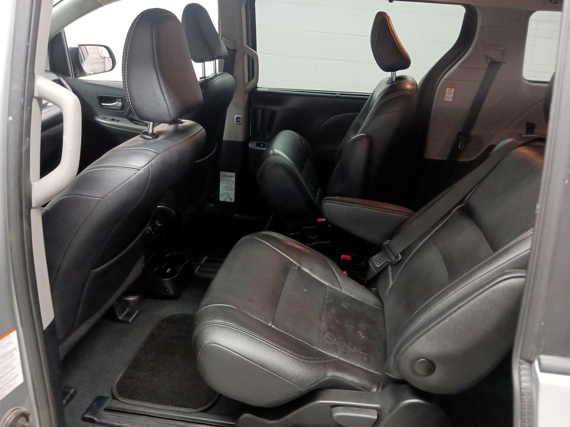 Thumbnail: 2019 Toyota Sienna - 19