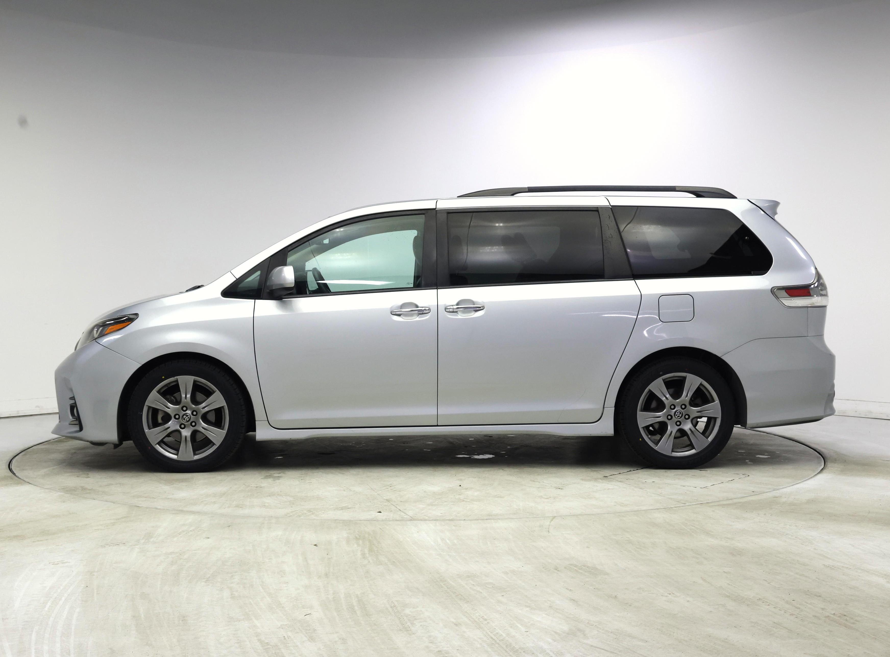 Thumbnail: 2019 Toyota Sienna - 3