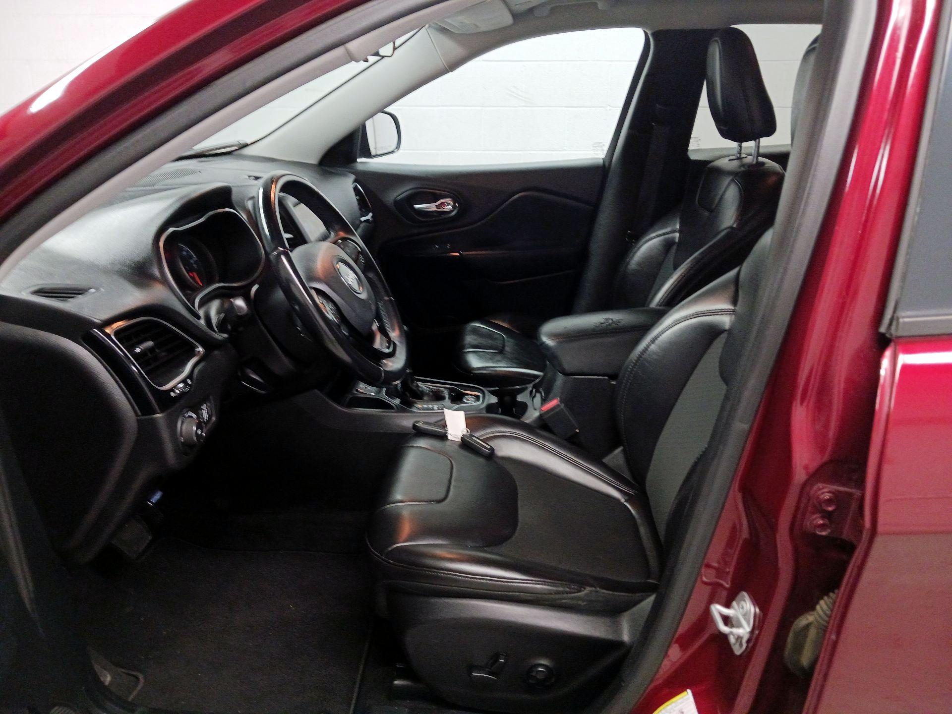 Thumbnail: 2019 Jeep Cherokee - 11
