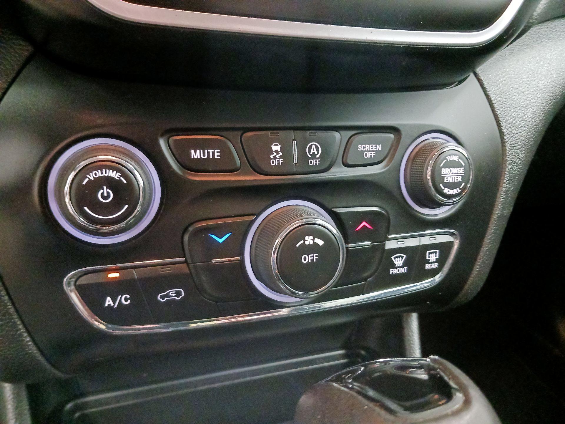 Thumbnail: 2019 Jeep Cherokee - 14