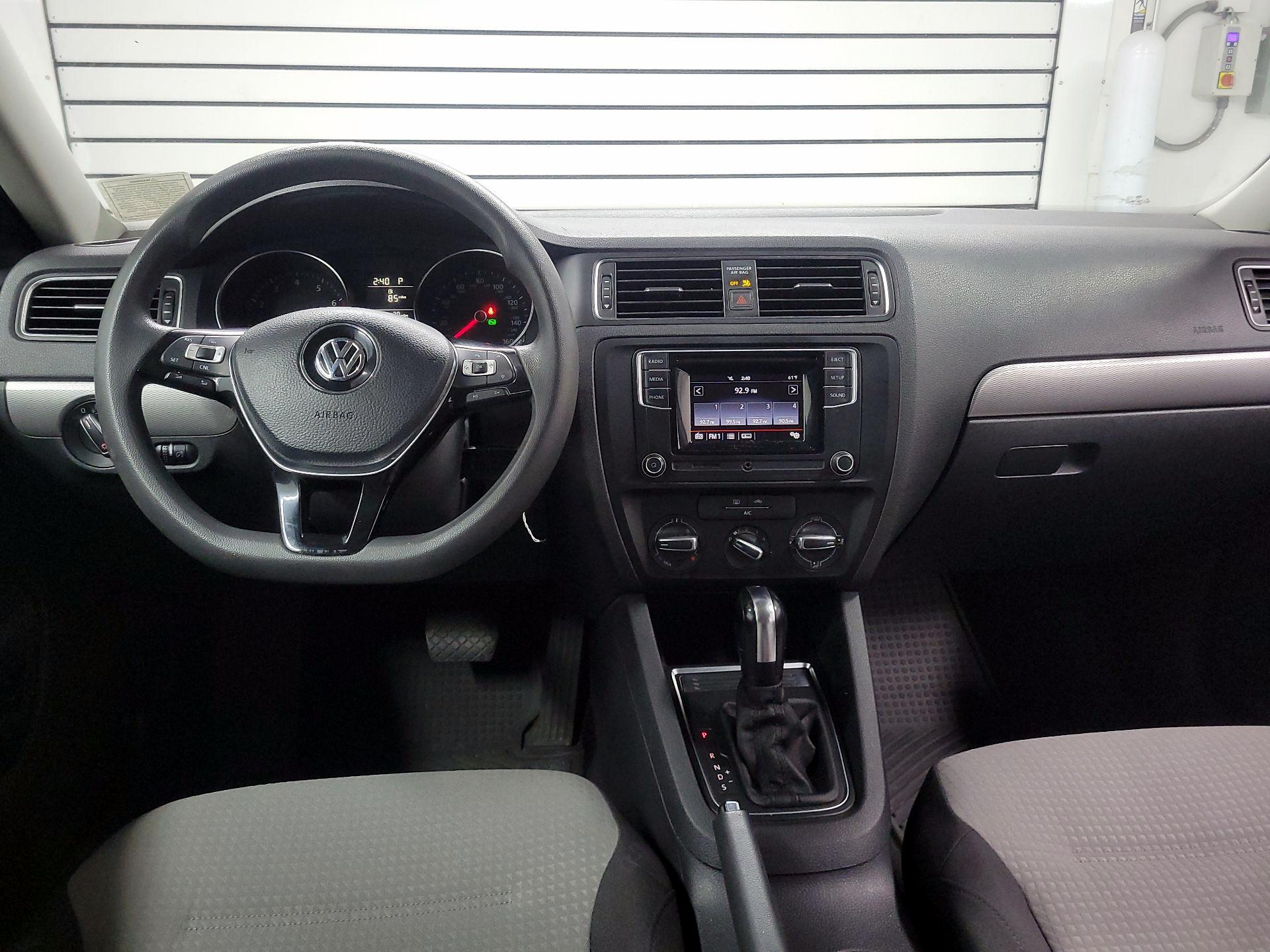 Thumbnail: 2017 Volkswagen Jetta - 9