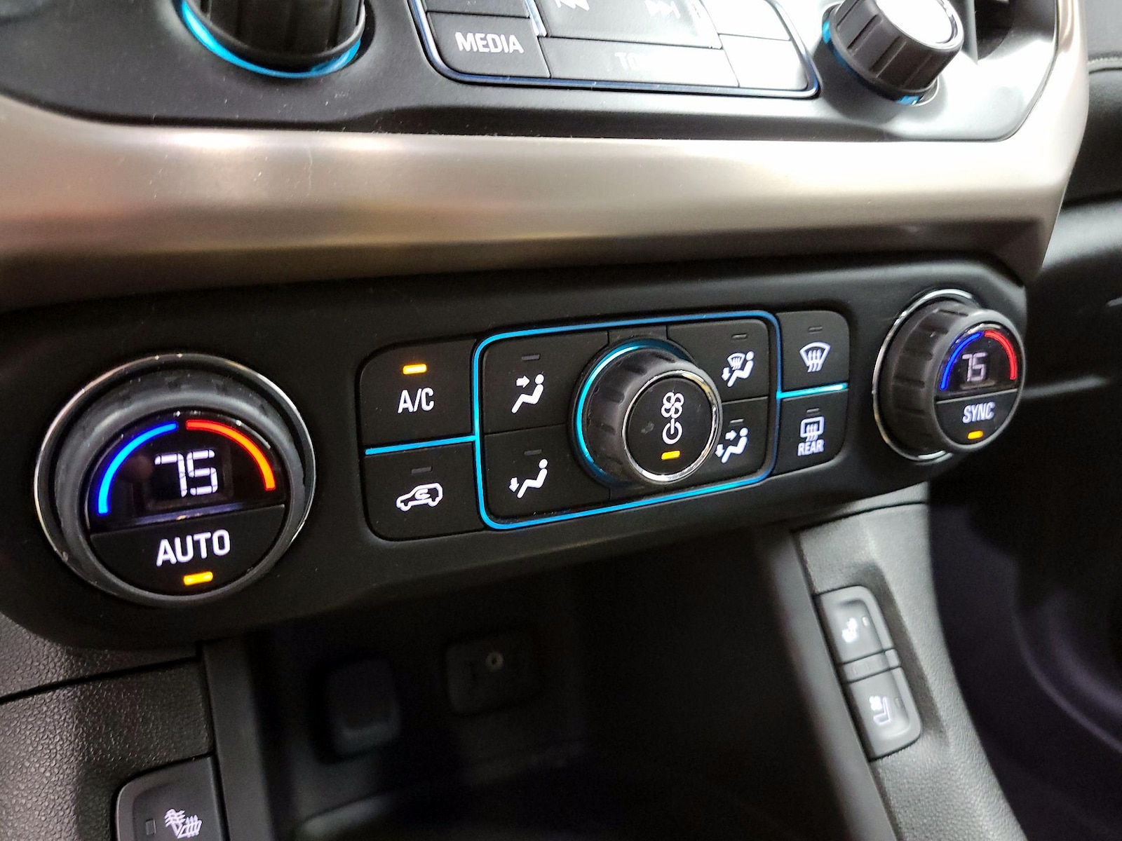 2017 GMC Acadia Denali - Photo 18
