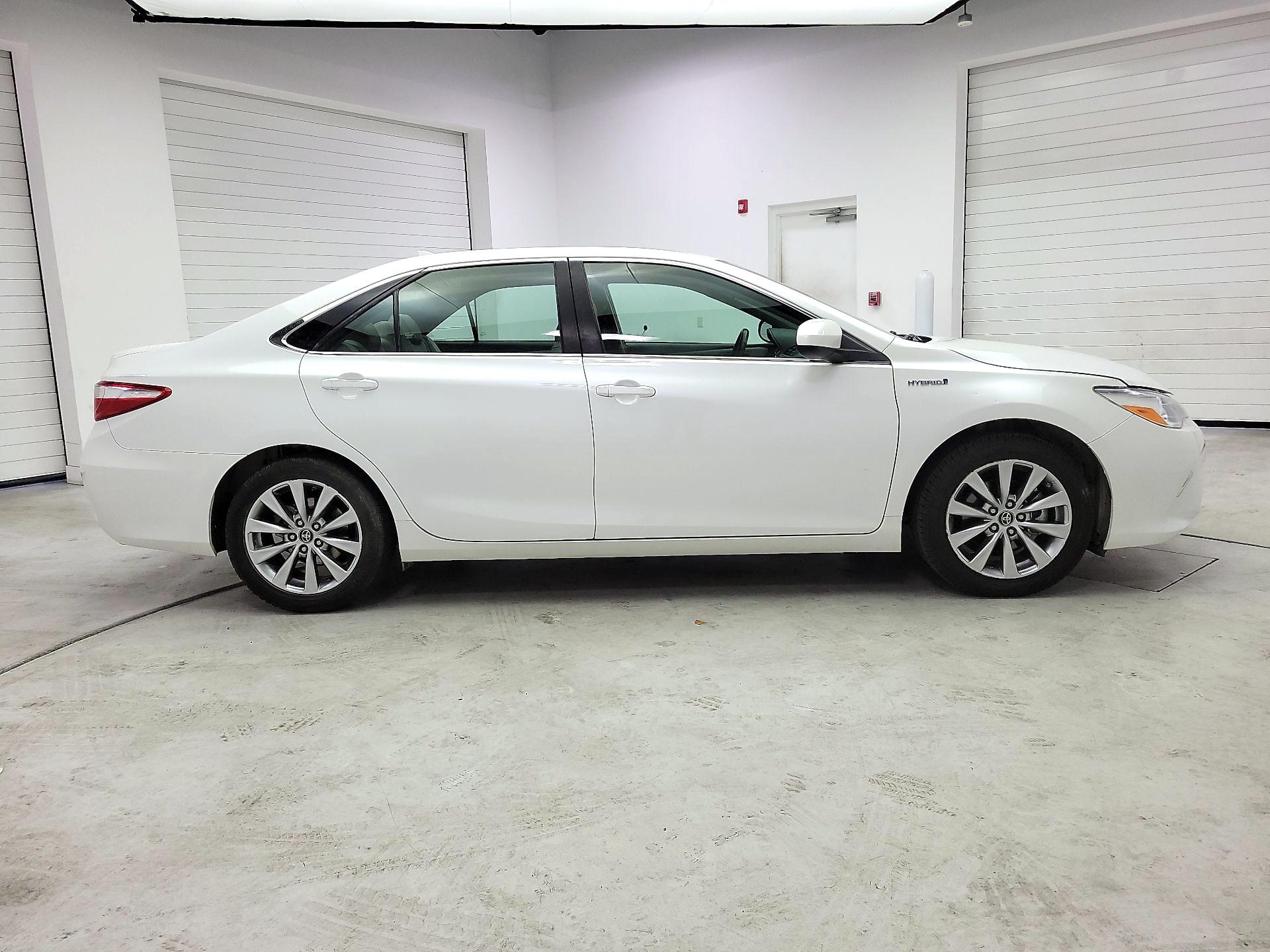 Thumbnail: 2017 Toyota Camry - 4