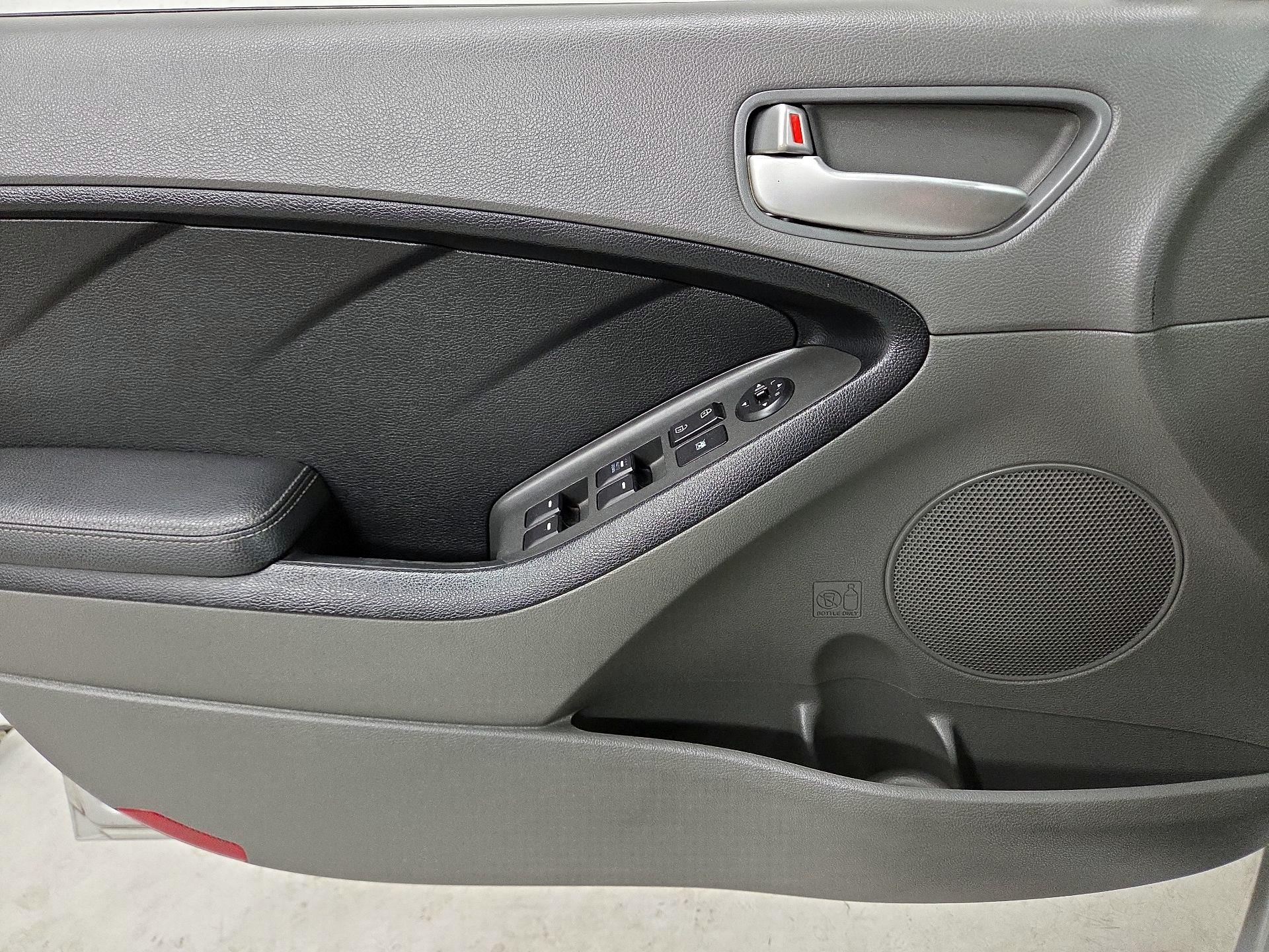 Thumbnail: 2017 Kia Forte - 12
