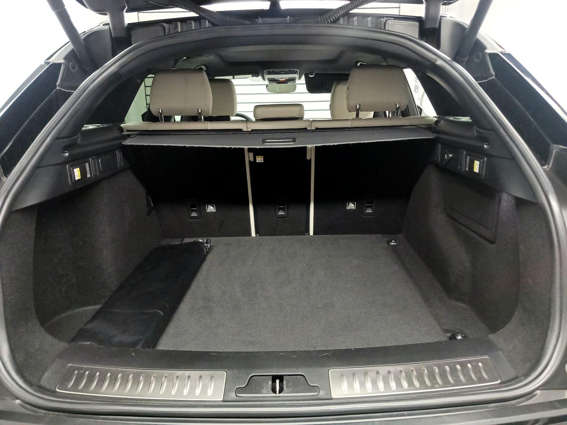 Thumbnail: 2019 Land Rover Range Rover Velar - 16