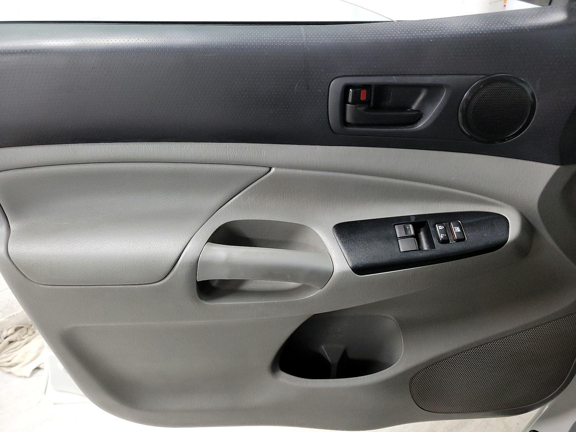 Thumbnail: 2015 Toyota Tacoma - 10