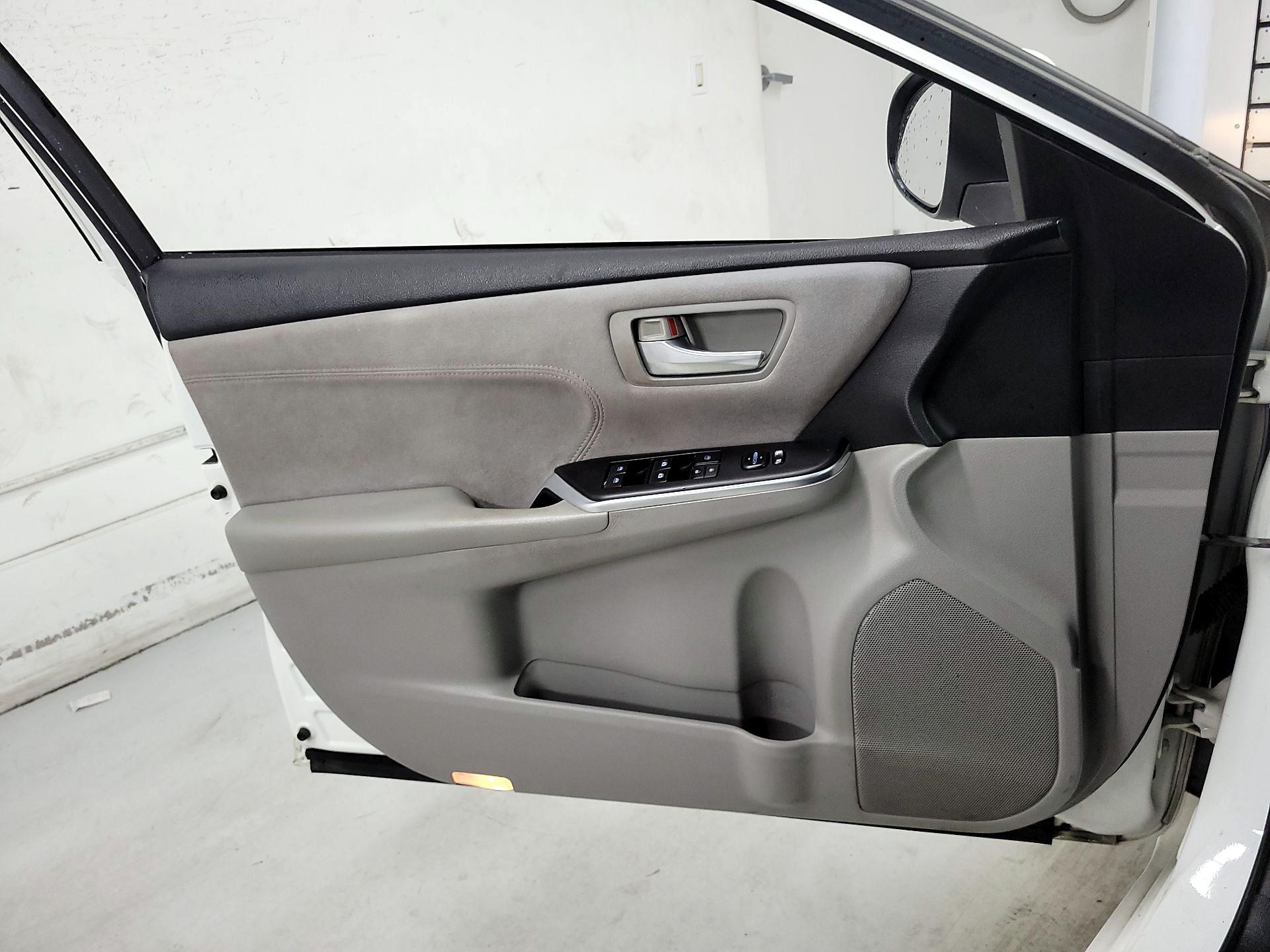 Thumbnail: 2017 Toyota Camry - 10