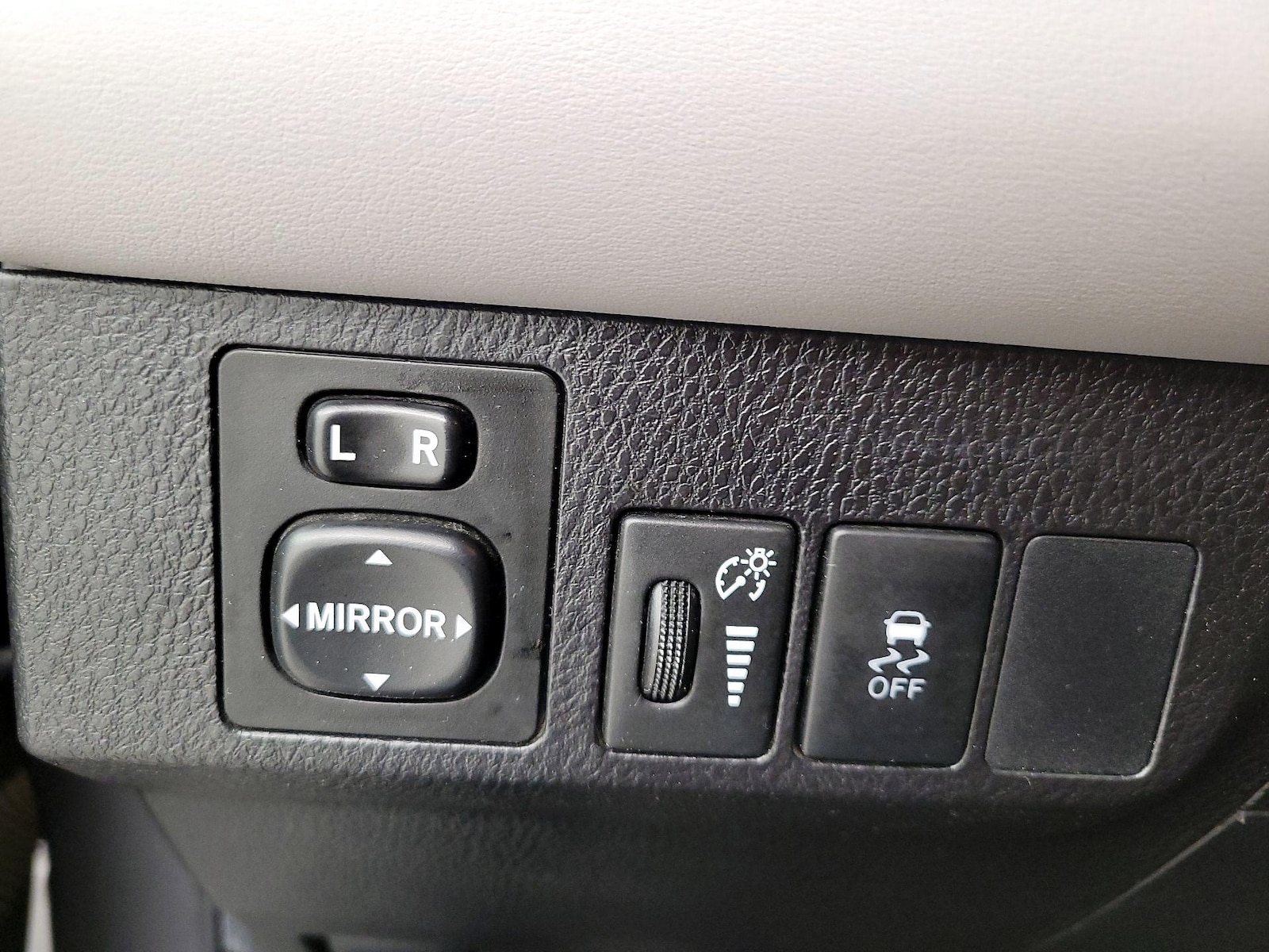 2015 Toyota RAV4 XLE - Photo 14