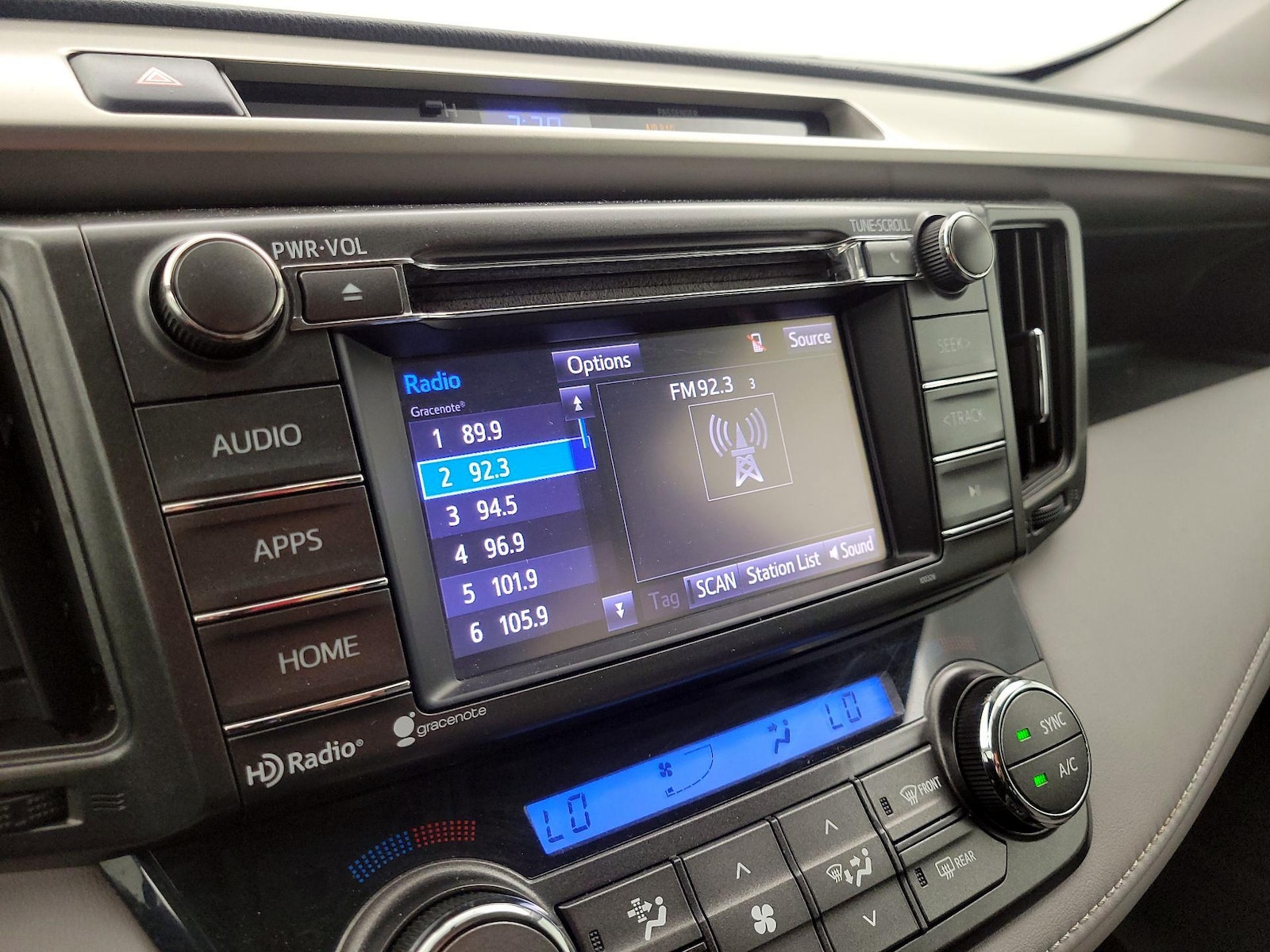 2015 Toyota RAV4 XLE - Photo 16