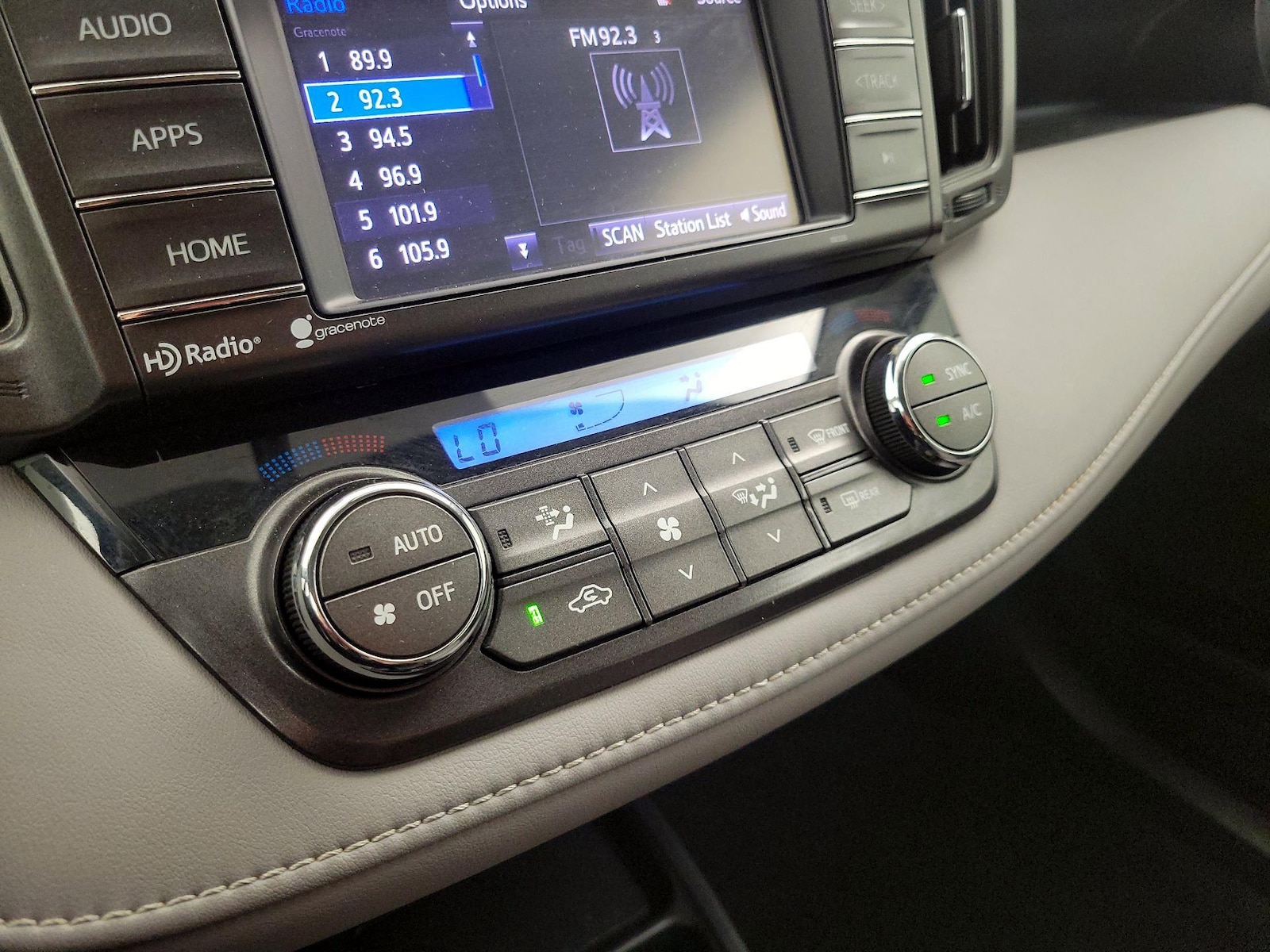 2015 Toyota RAV4 XLE - Photo 17