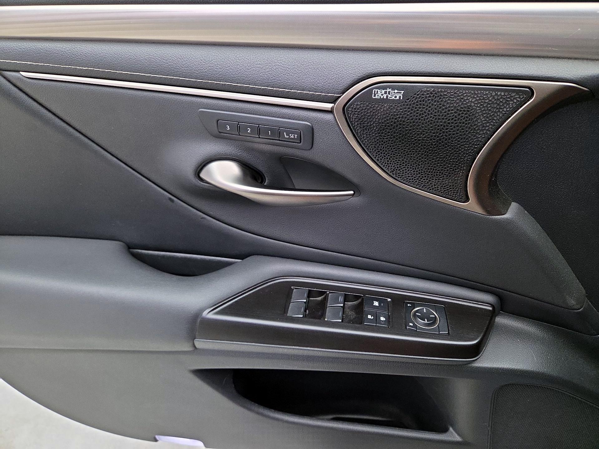 Thumbnail: 2019 Lexus ES - 10