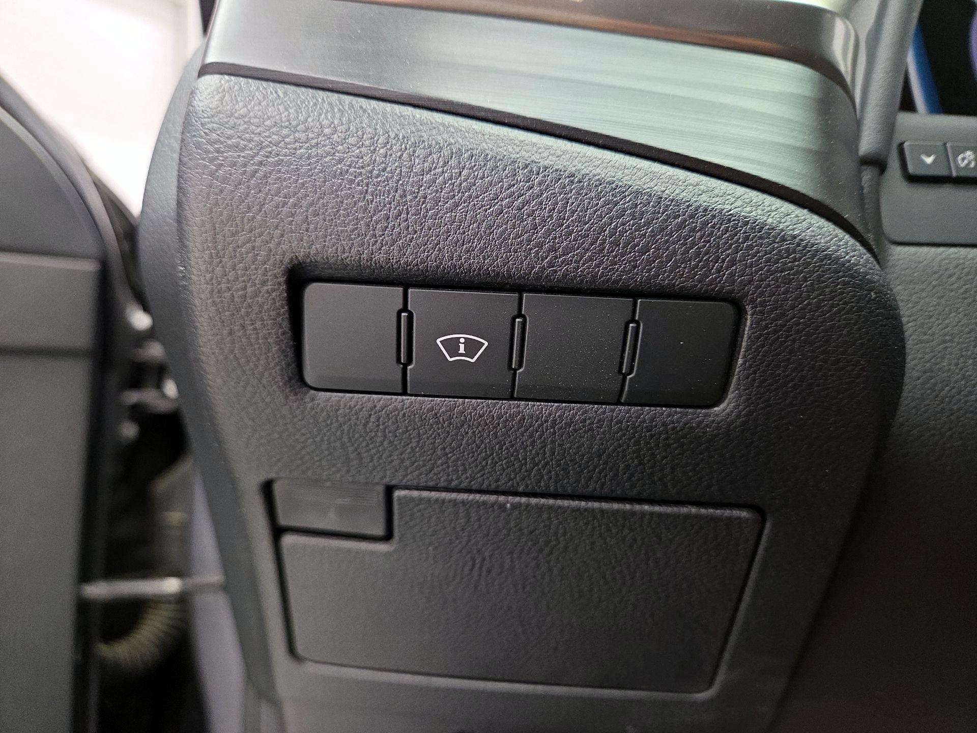 Thumbnail: 2019 Lexus ES - 11