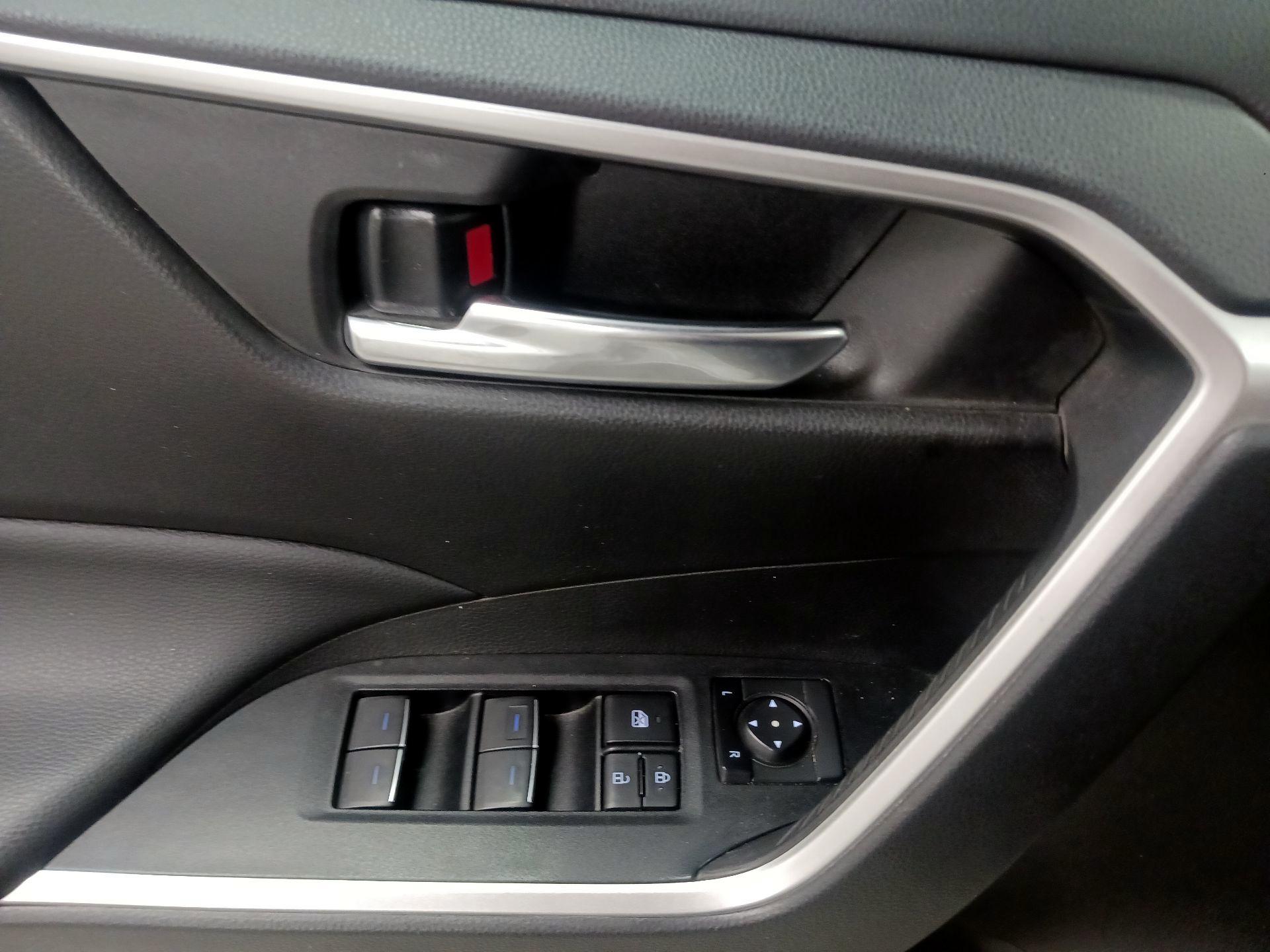 Thumbnail: 2022 Toyota RAV4 - 10