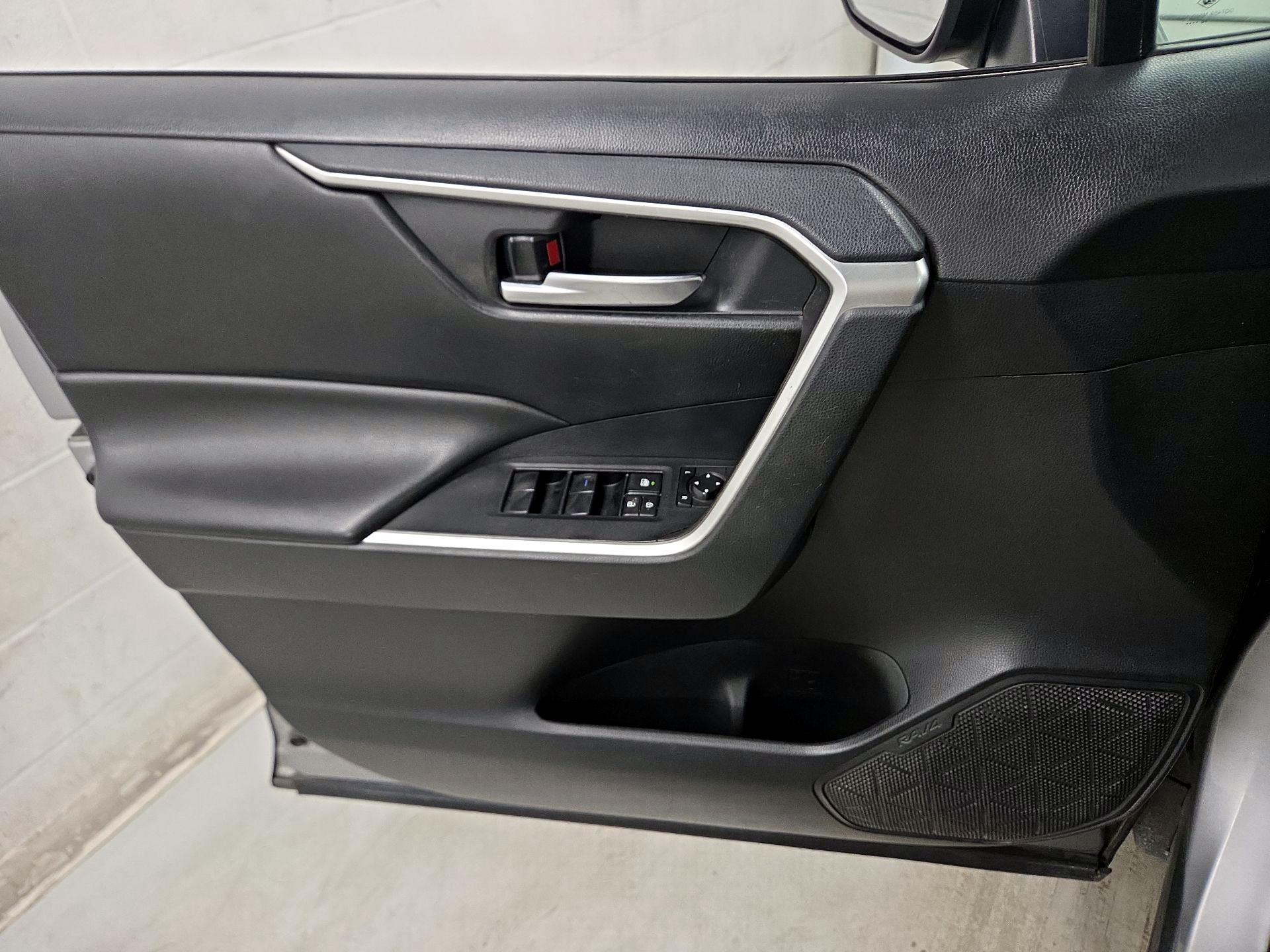 Thumbnail: 2019 Toyota RAV4 - 12