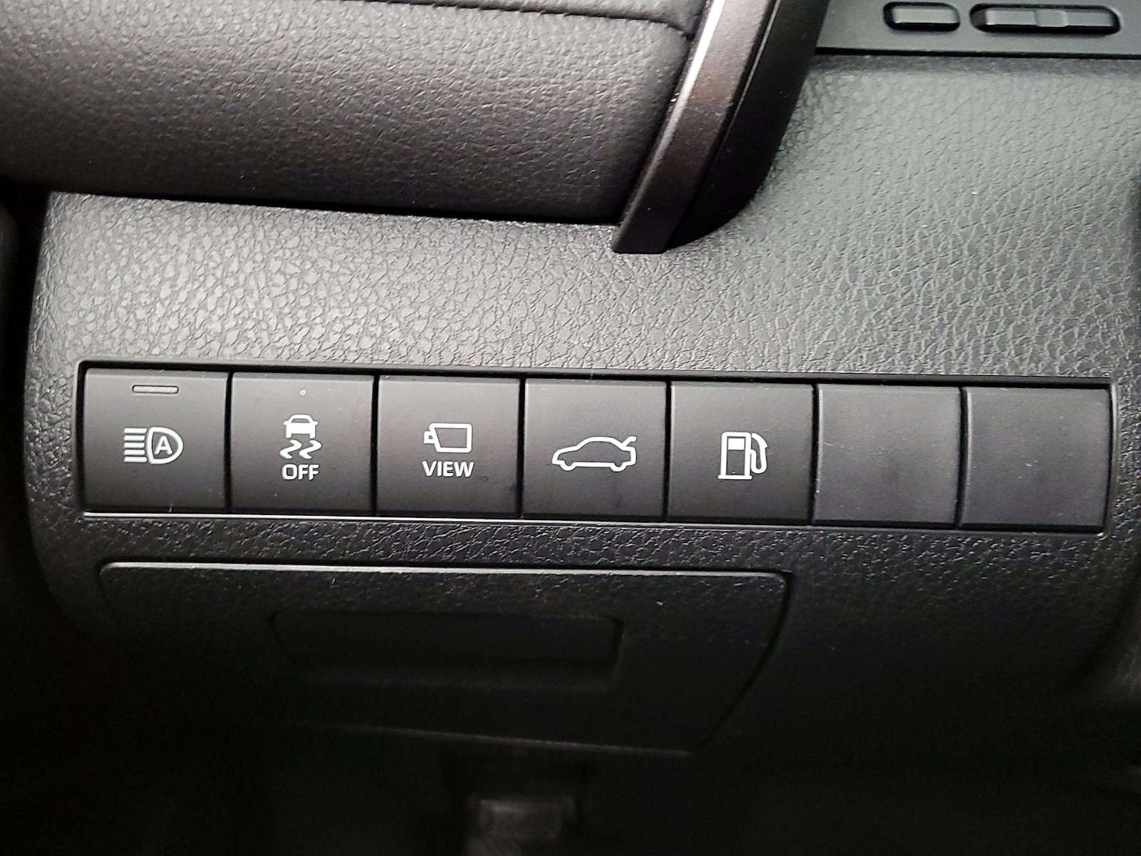 2018 Toyota Camry XLE Hybrid - Photo 14