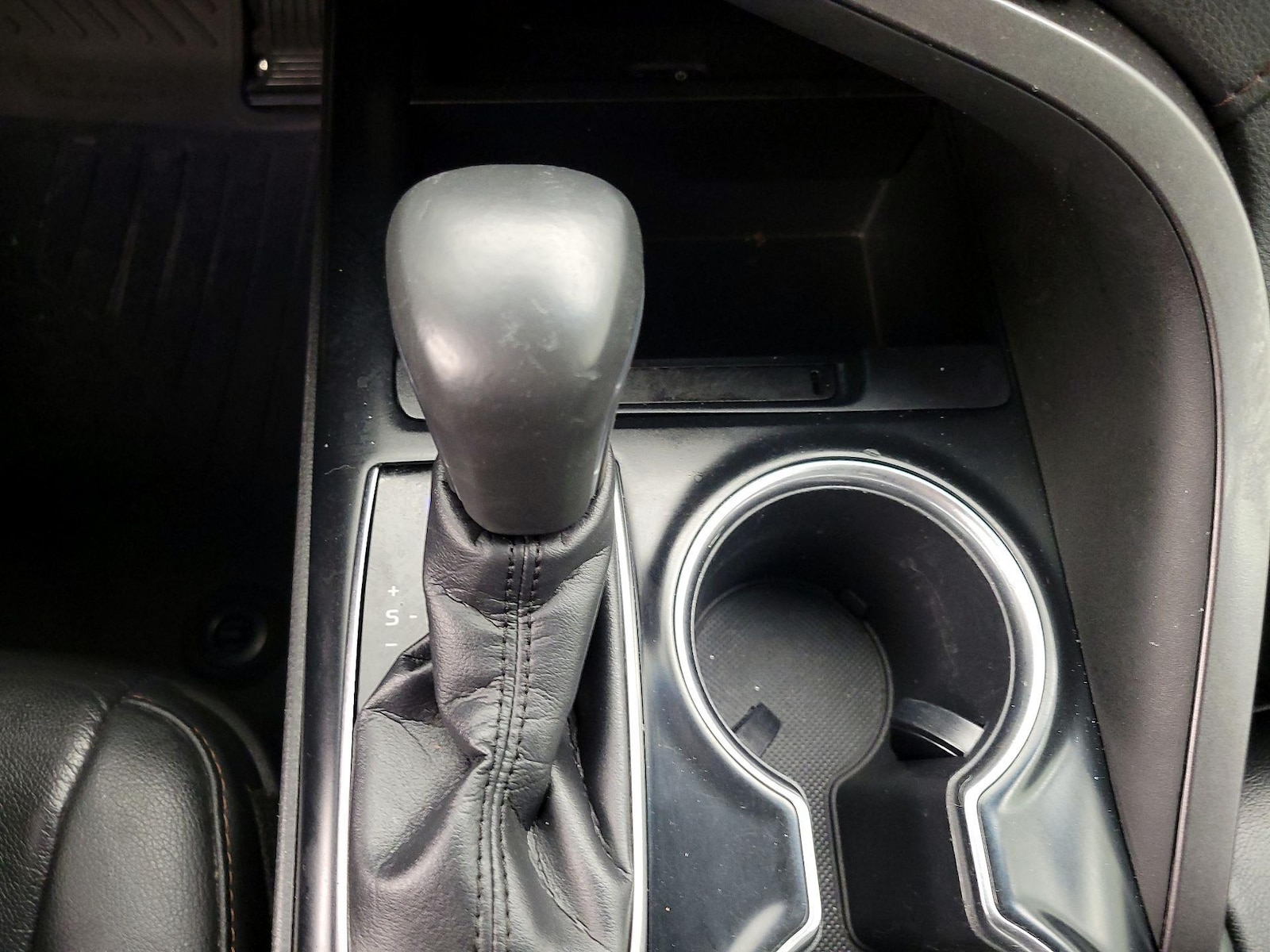 2018 Toyota Camry XLE Hybrid - Photo 18