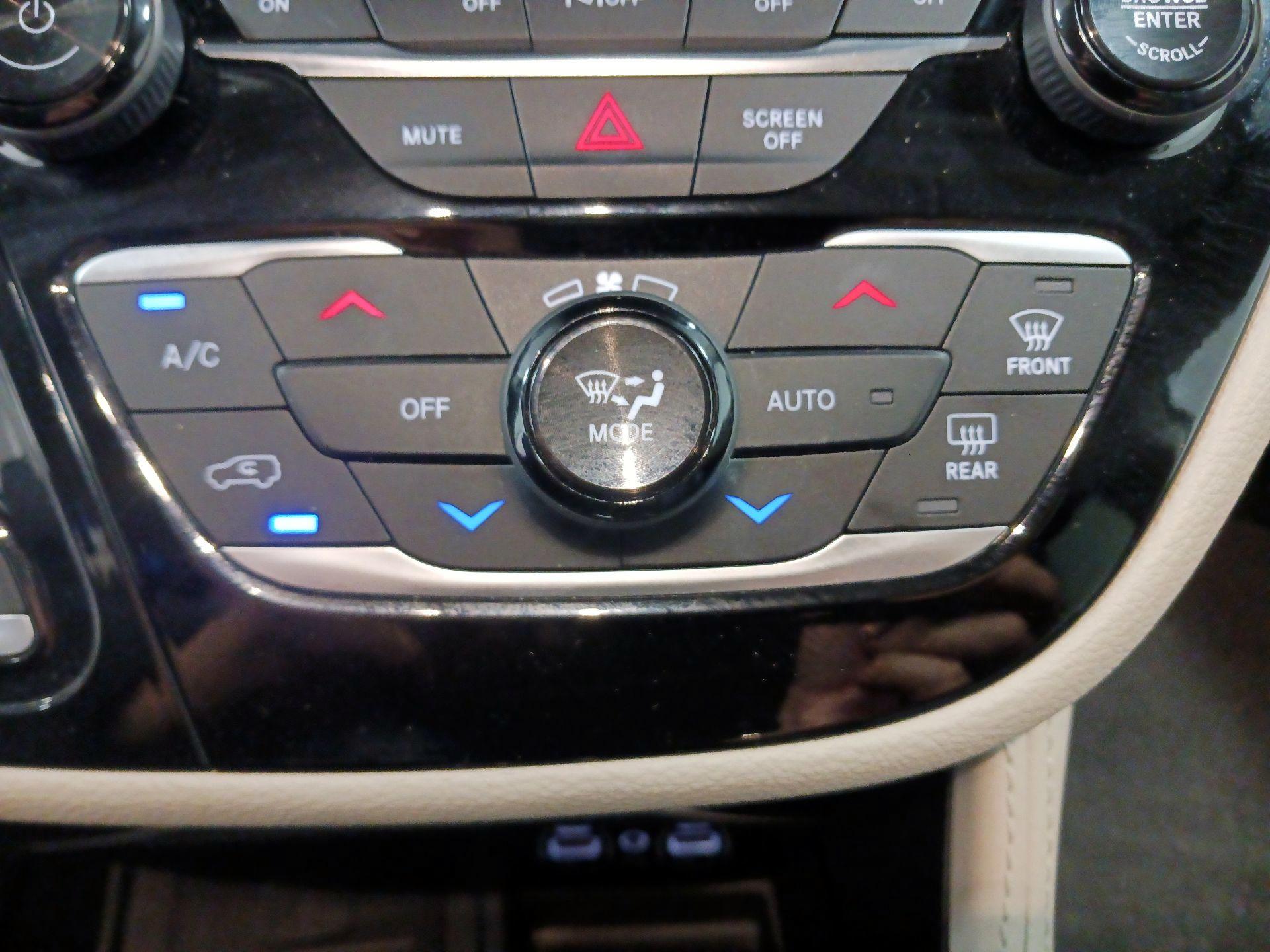 Thumbnail: 2023 Chrysler Pacifica - 12