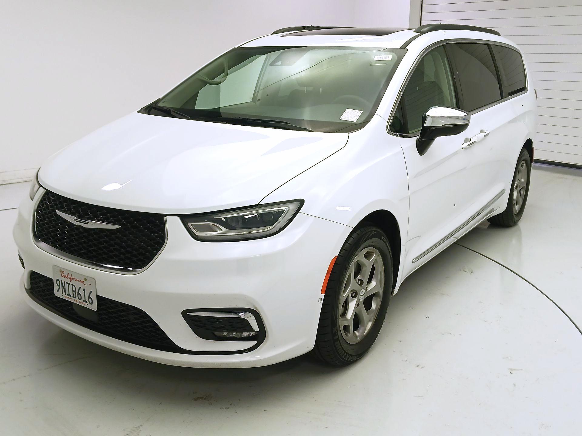 Thumbnail: 2023 Chrysler Pacifica - 3