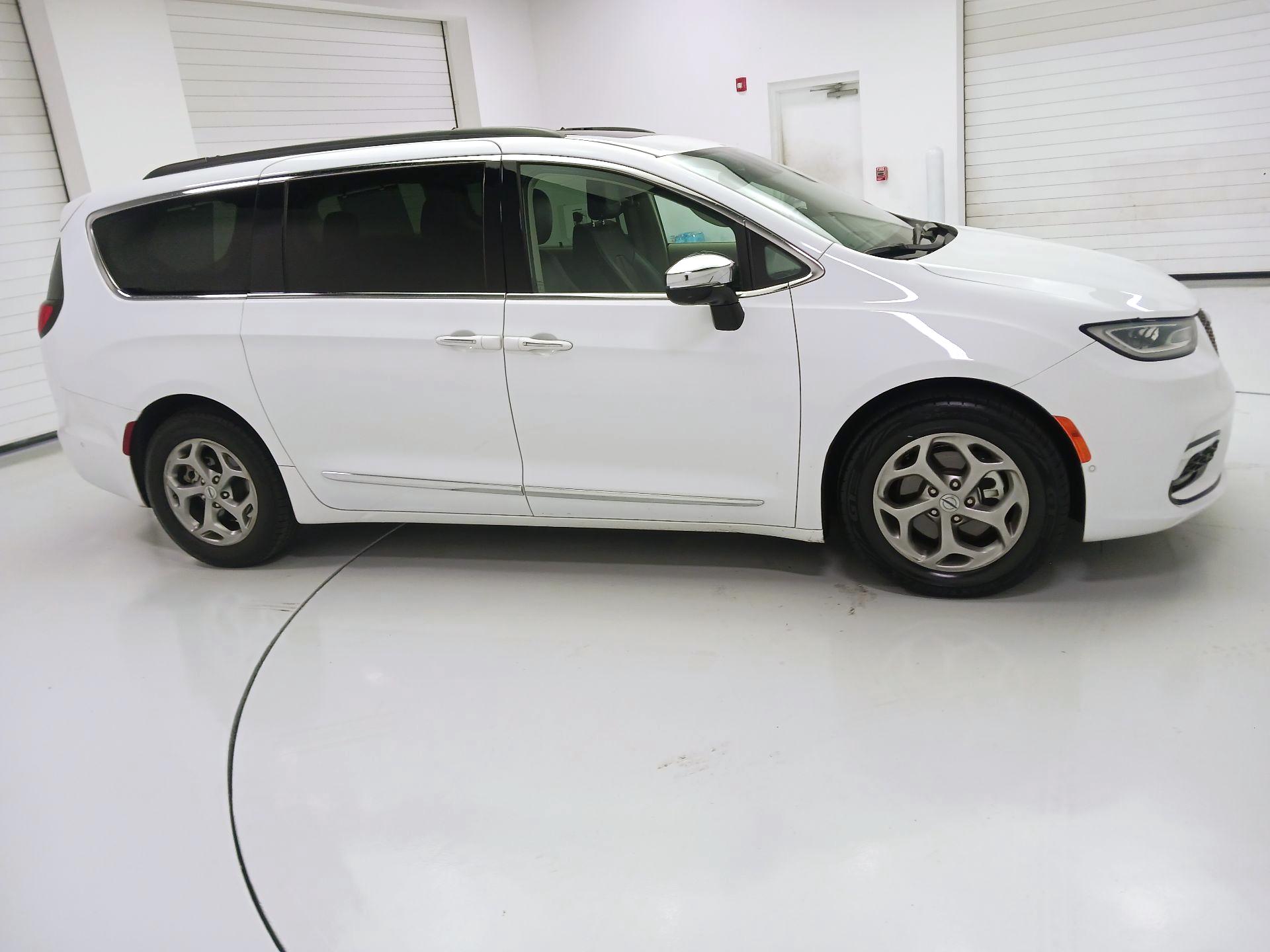Thumbnail: 2023 Chrysler Pacifica - 4